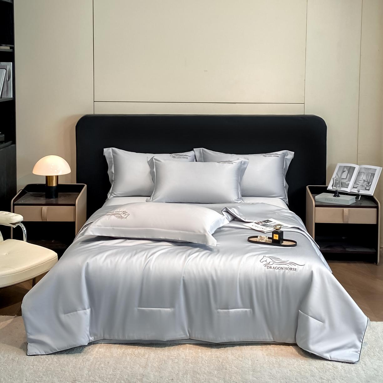 91家纺网 家纺一手货源 找家纺 新方向 2026新款刺绣A类20%蚕丝天丝棉夏被四件套一马当先 一马当先-朦胧灰