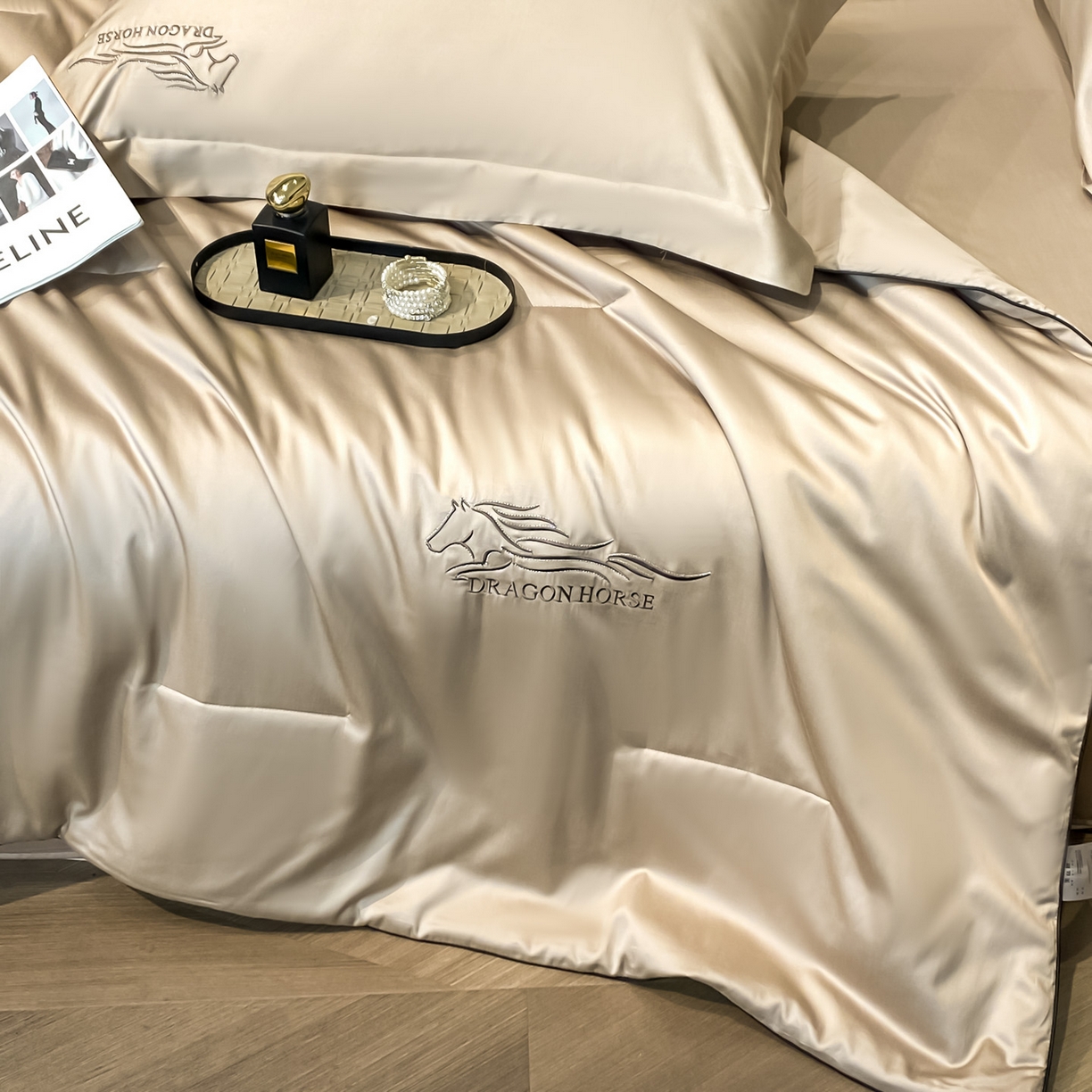 91家纺网 家纺一手货源 找家纺 新方向 2026新款刺绣A类20%蚕丝天丝棉夏被四件套一马当先 一马当先-香槟