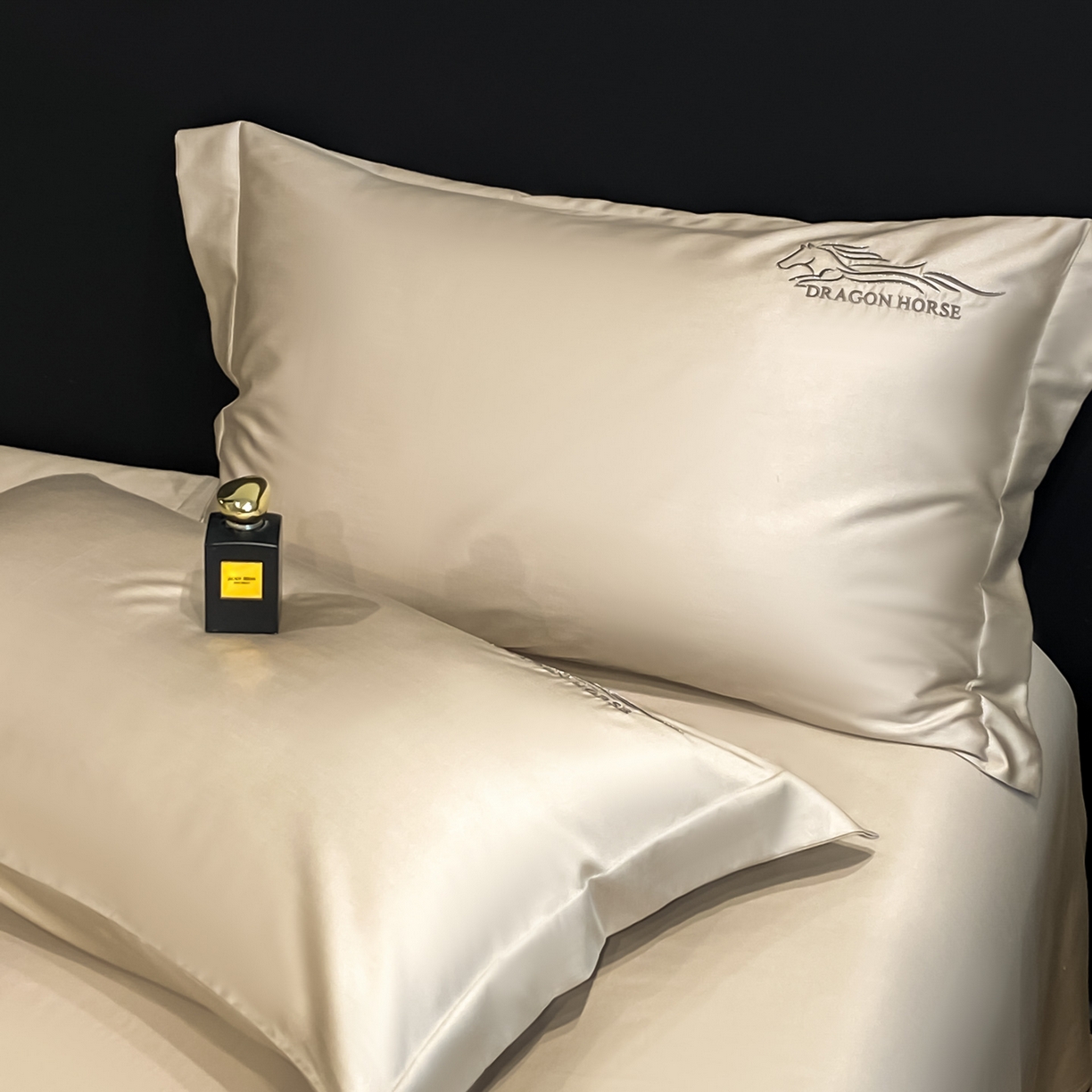 91家纺网 家纺一手货源 找家纺 新方向 2026新款刺绣A类20%蚕丝天丝棉夏被四件套一马当先 一马当先-香槟