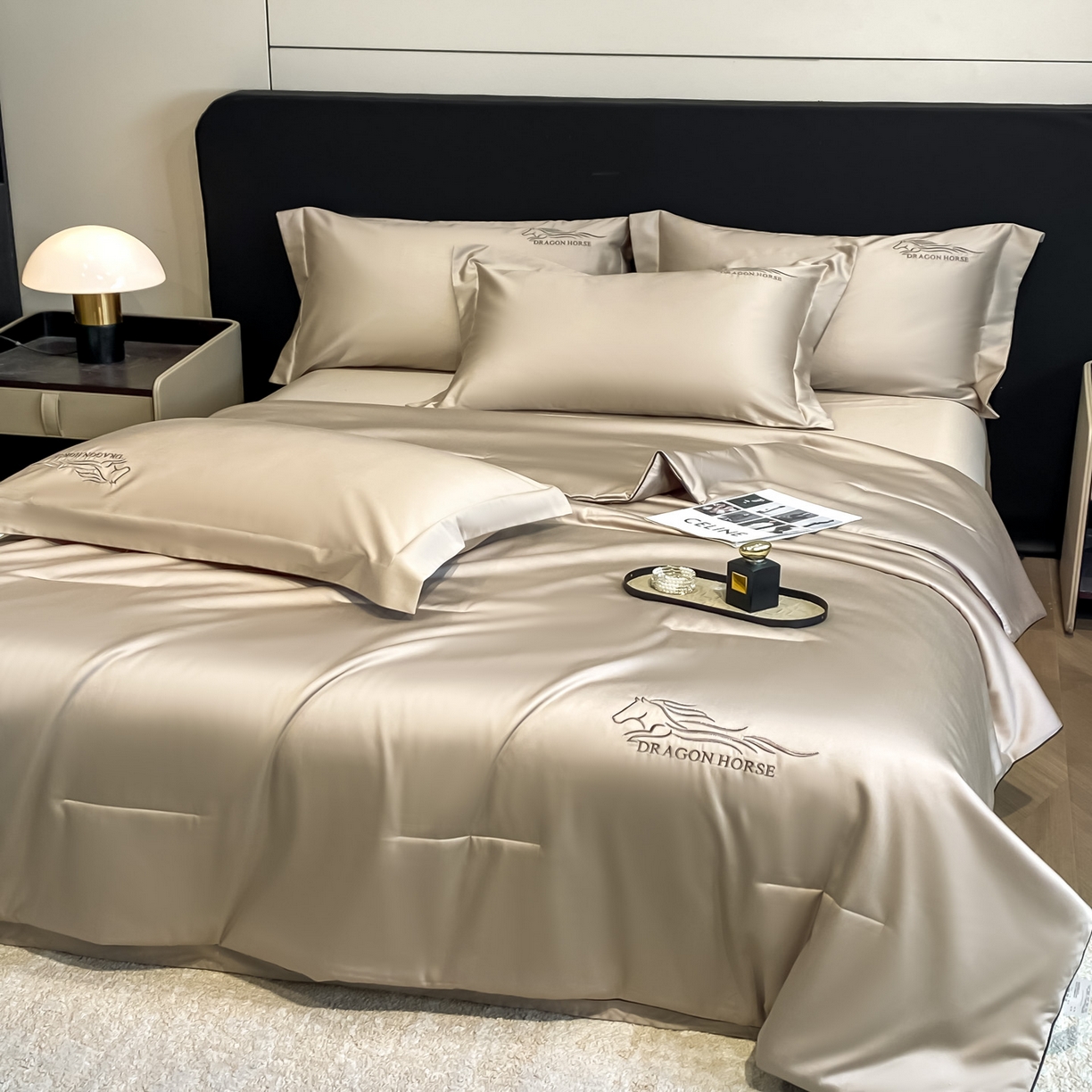 91家纺网 家纺一手货源 找家纺 新方向 2026新款刺绣A类20%蚕丝天丝棉夏被四件套一马当先 一马当先-香槟