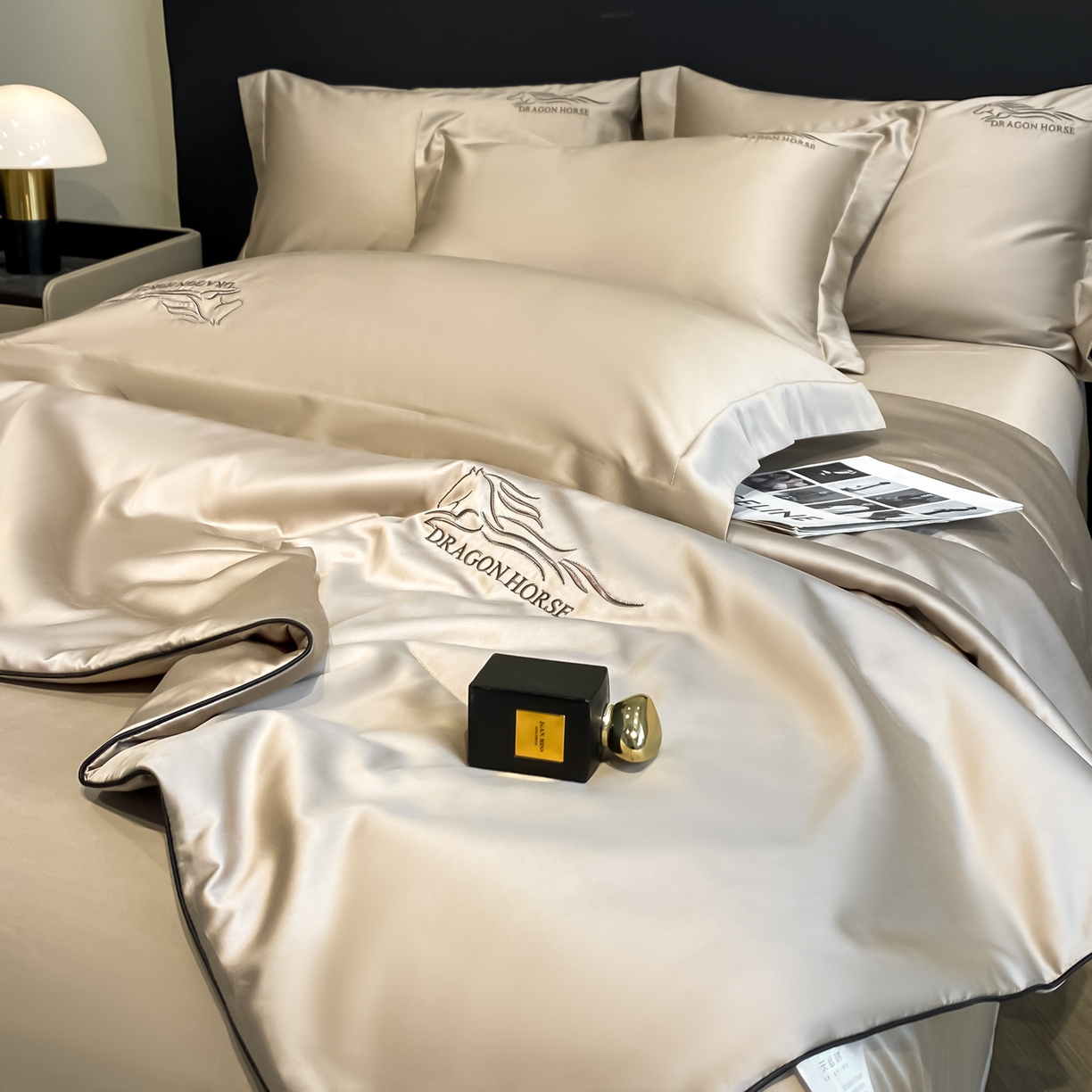 91家纺网 家纺一手货源 找家纺 新方向 2026新款刺绣A类20%蚕丝天丝棉夏被四件套一马当先 一马当先-香槟