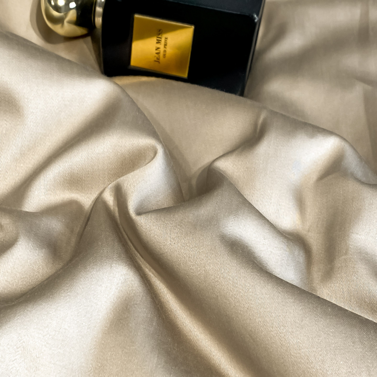 91家纺网 家纺一手货源 找家纺 新方向 2026新款刺绣A类20%蚕丝天丝棉夏被四件套一马当先 一马当先-香槟