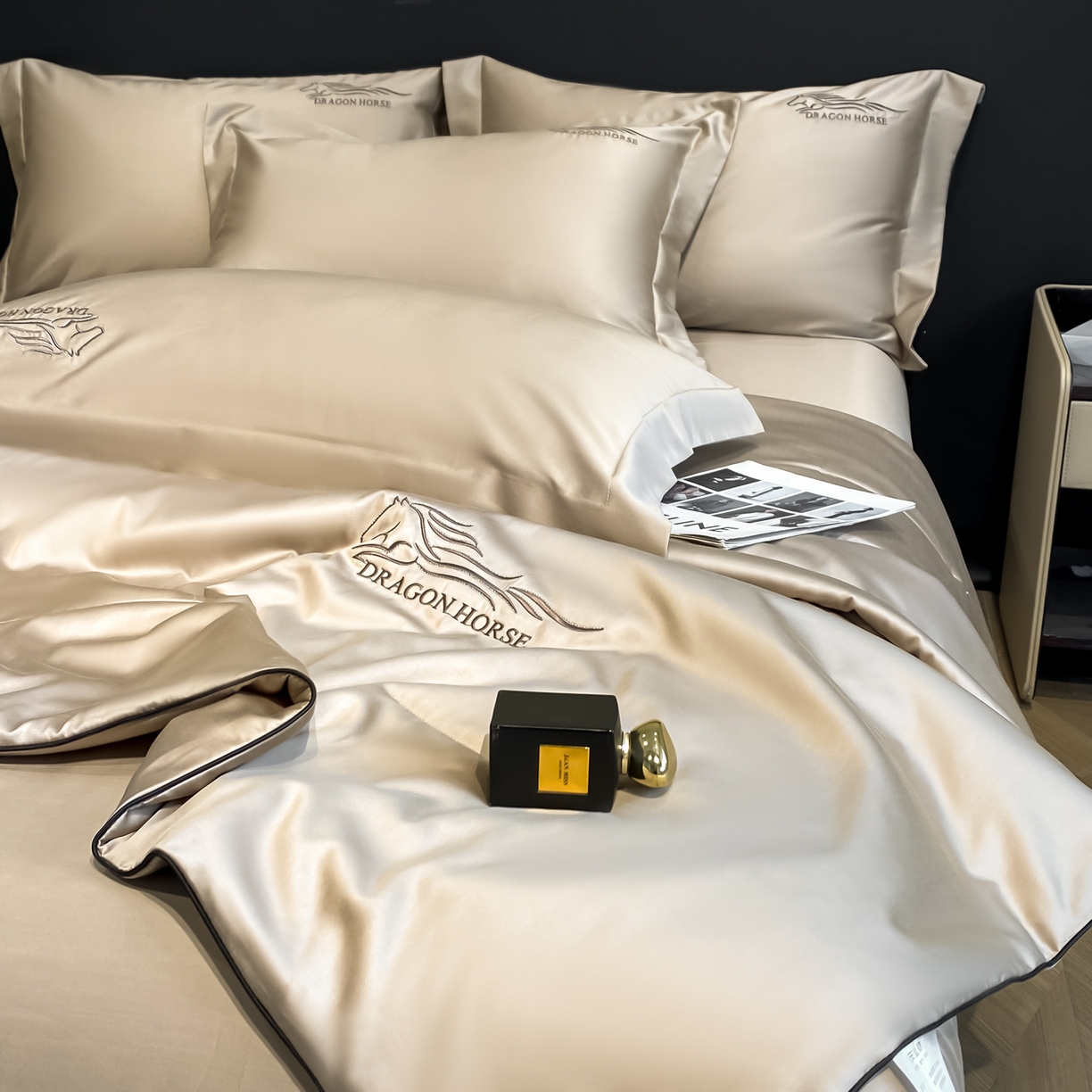 91家纺网 家纺一手货源 找家纺 新方向 2026新款刺绣A类20%蚕丝天丝棉夏被四件套一马当先 一马当先-香槟