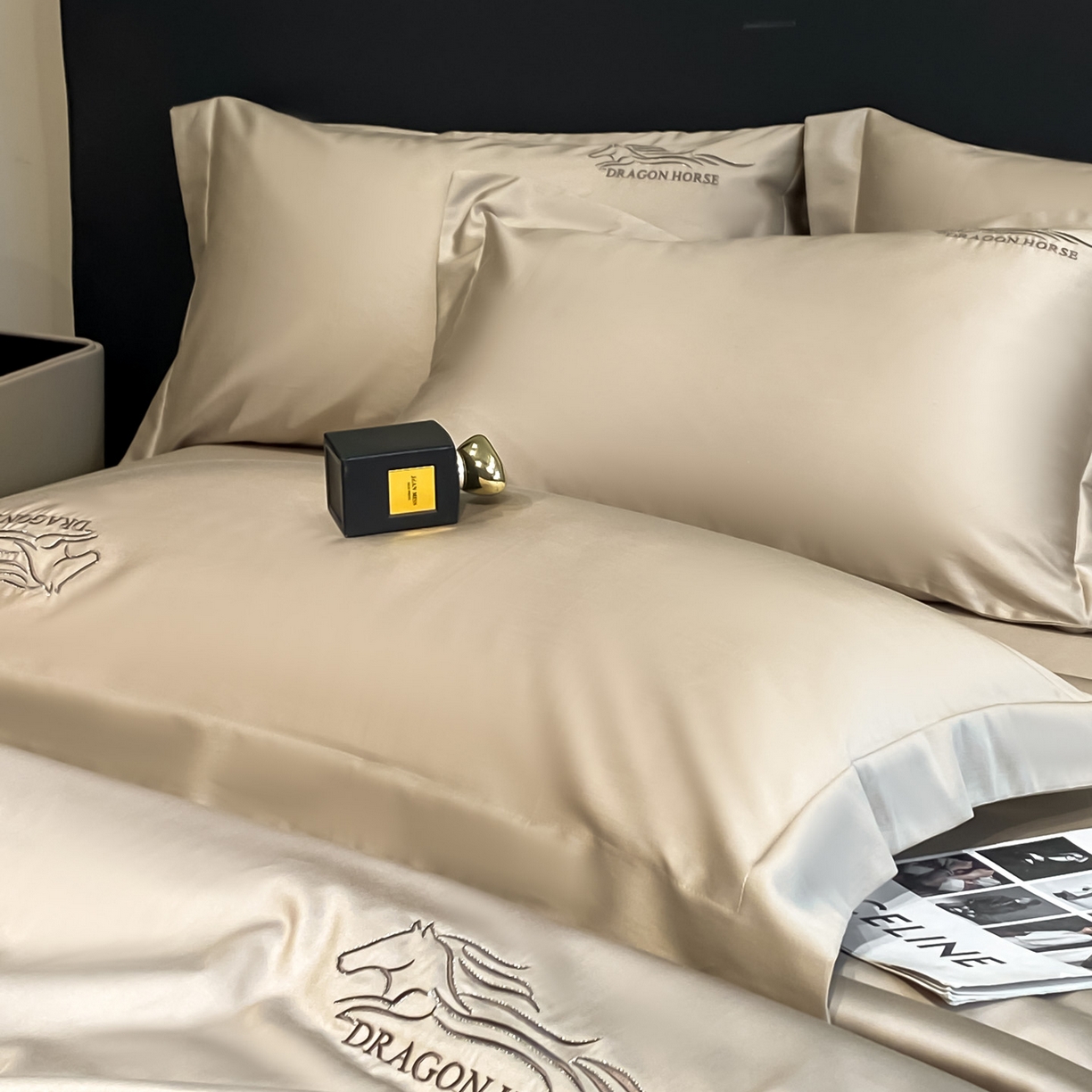 91家纺网 家纺一手货源 找家纺 新方向 2026新款刺绣A类20%蚕丝天丝棉夏被四件套一马当先 一马当先-香槟