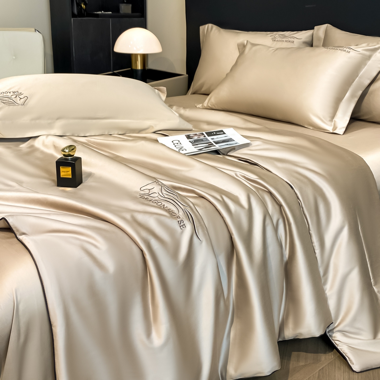 91家纺网 家纺一手货源 找家纺 新方向 2026新款刺绣A类20%蚕丝天丝棉夏被四件套一马当先 一马当先-香槟