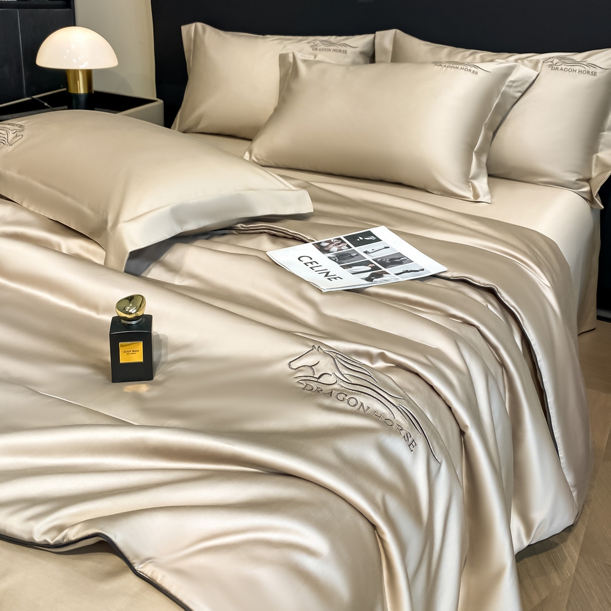 91家纺网 家纺一手货源 找家纺 新方向 2026新款刺绣A类20%蚕丝天丝棉夏被四件套一马当先 一马当先-香槟