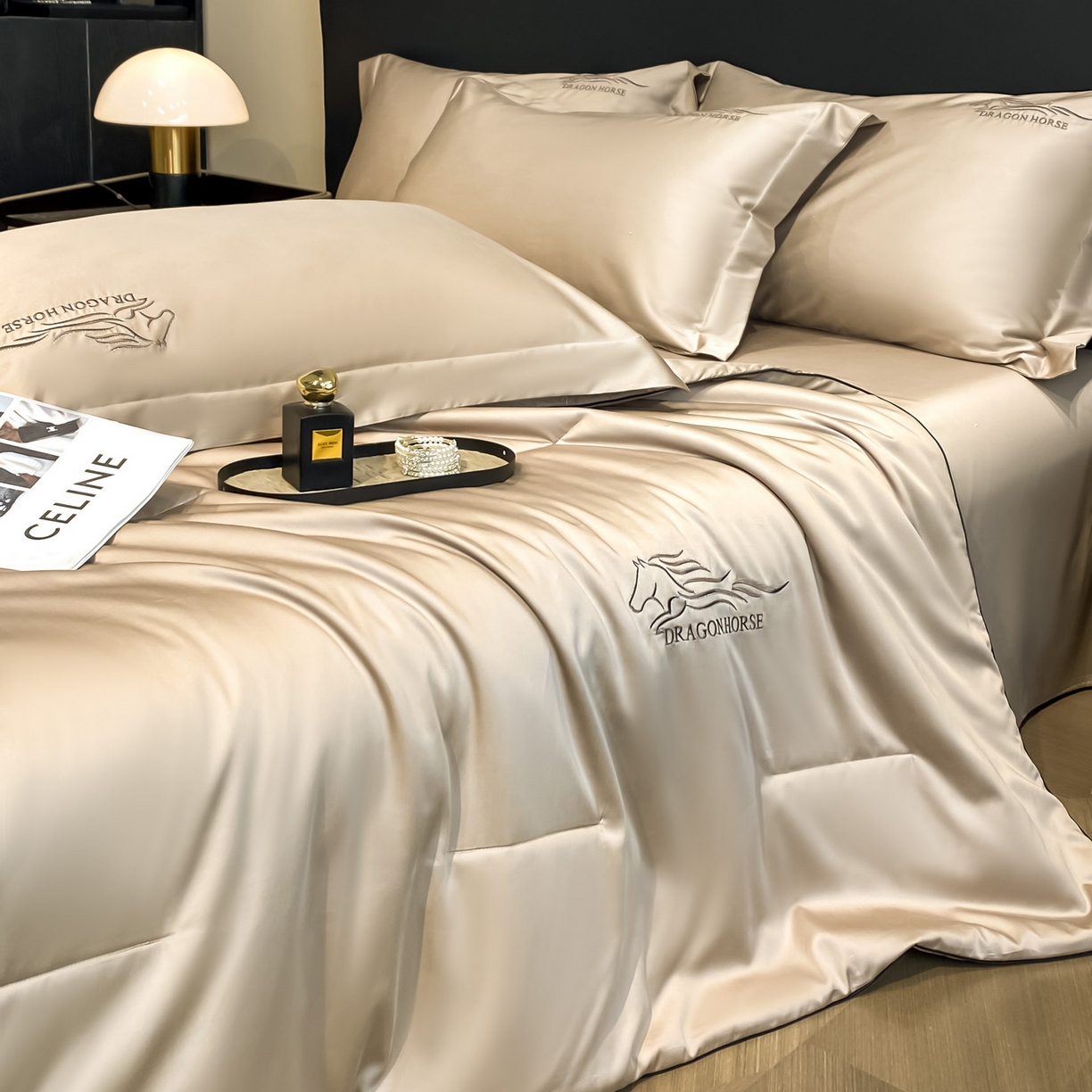 91家纺网 家纺一手货源 找家纺 新方向 2026新款刺绣A类20%蚕丝天丝棉夏被四件套一马当先 一马当先-香槟