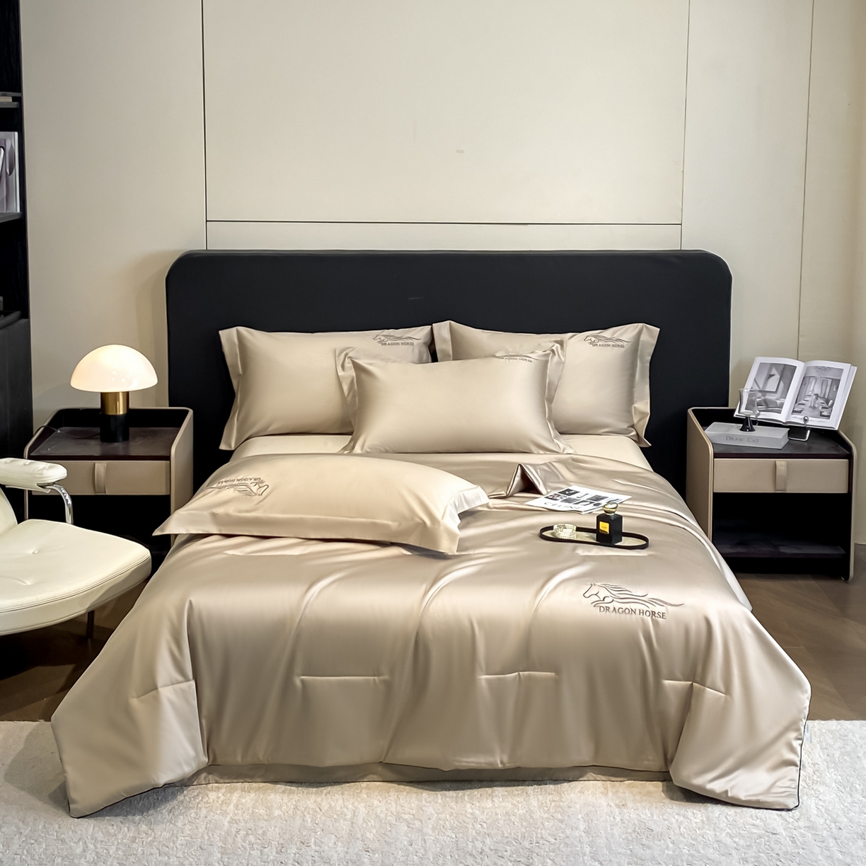 91家纺网 家纺一手货源 找家纺 新方向 2026新款刺绣A类20%蚕丝天丝棉夏被四件套一马当先 一马当先-香槟