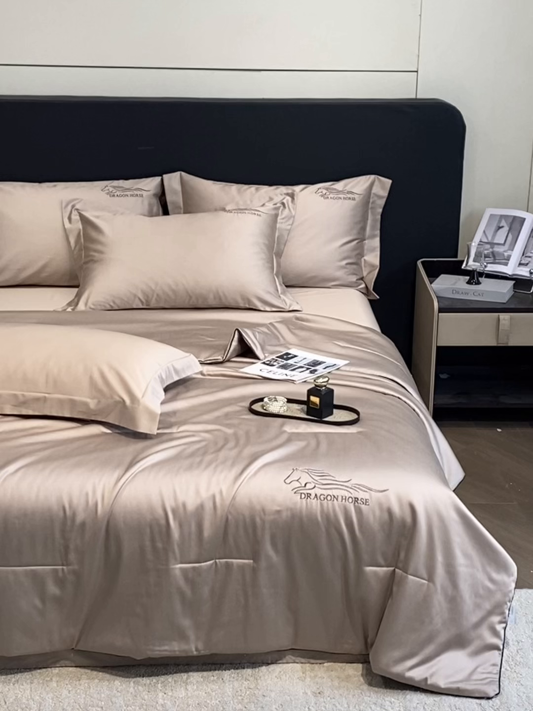 91家纺网 家纺一手货源 找家纺 新方向 2026新款刺绣A类20%蚕丝天丝棉夏被四件套一马当先 一马当先-香槟