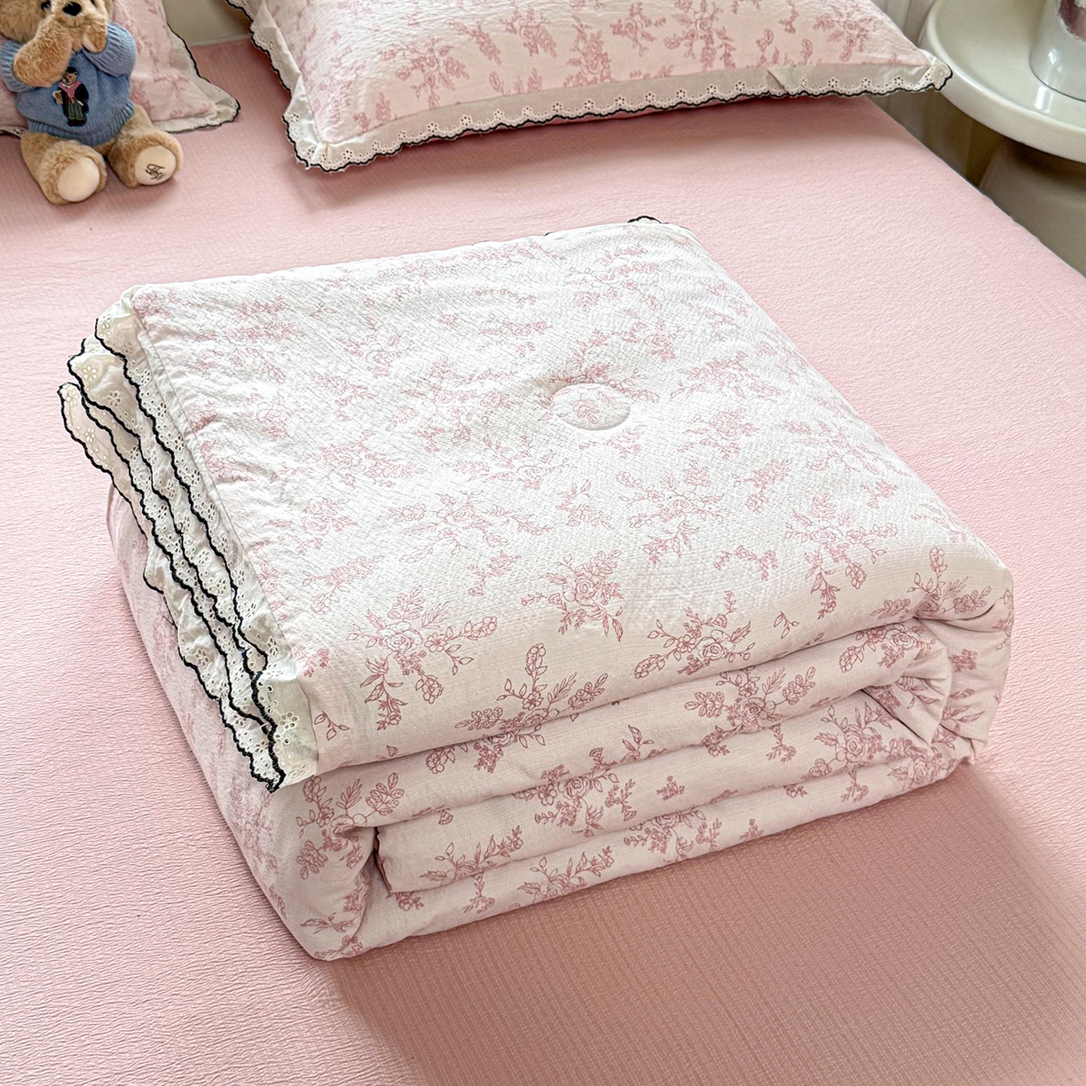 91家纺网 家纺一手货源 找家纺 梦纤绒 2026新款法式全棉花边夏被夏凉被空调被四件套 粉黛