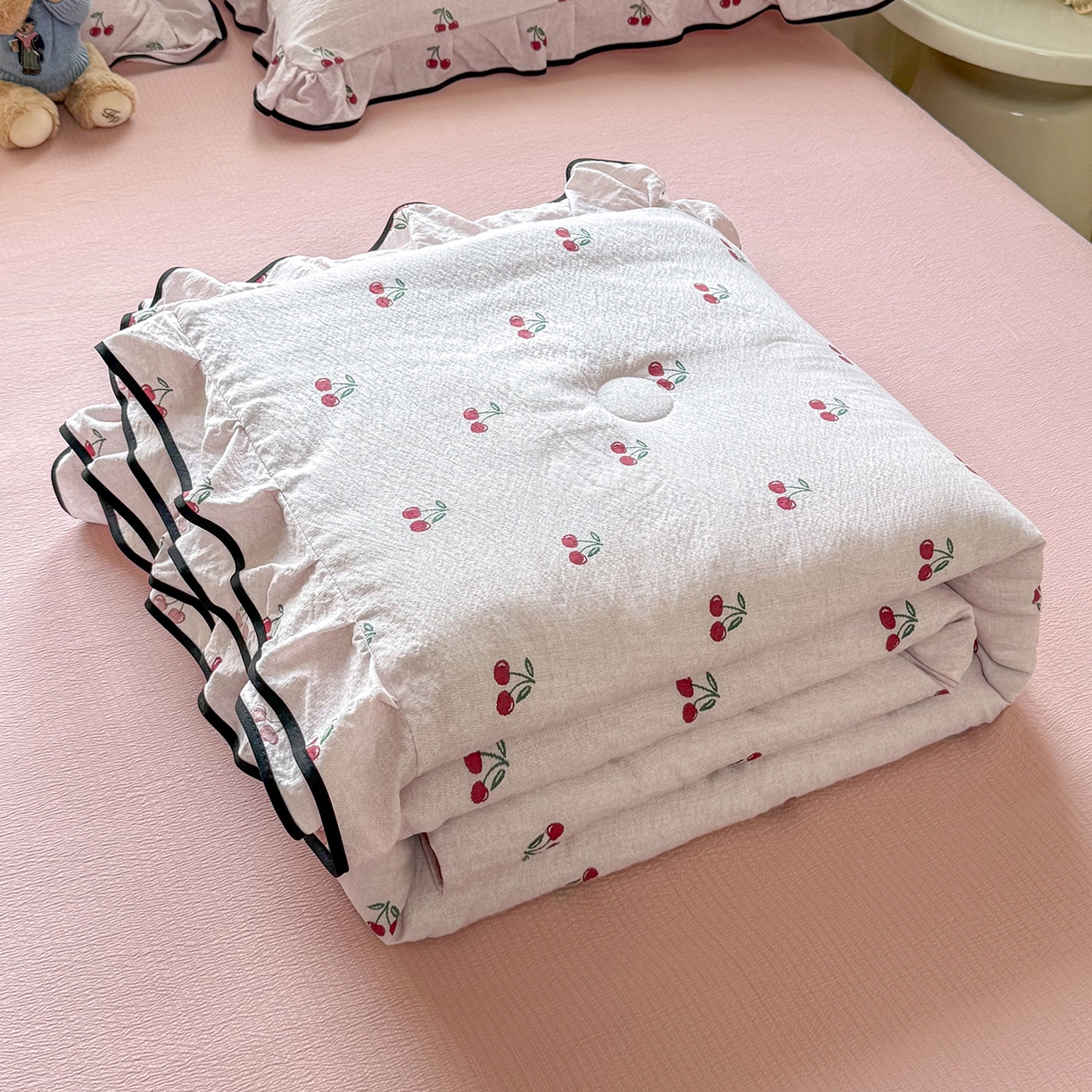 91家纺网 家纺一手货源 找家纺 梦纤绒 2026新款法式全棉花边夏被夏凉被空调被四件套 红樱桃