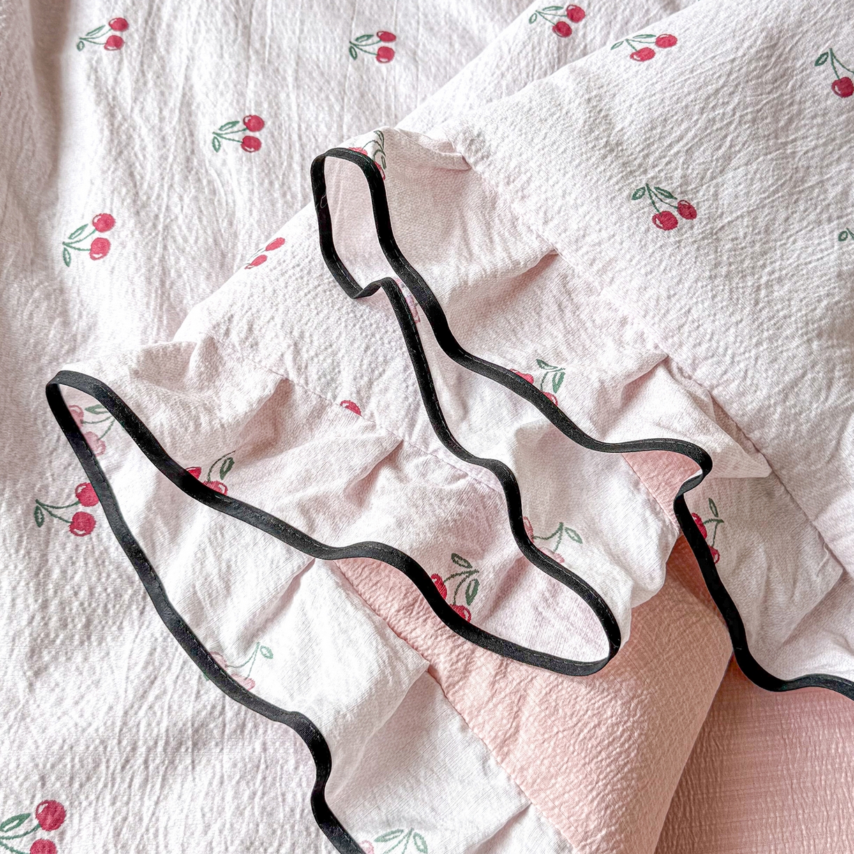 91家纺网 家纺一手货源 找家纺 梦纤绒 2026新款法式全棉花边夏被夏凉被空调被四件套 红樱桃