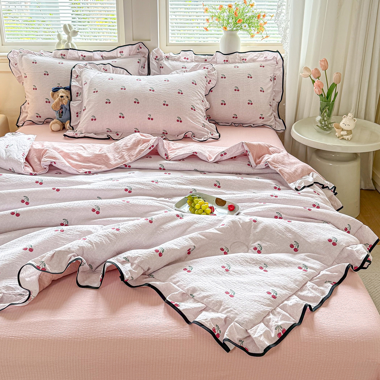 91家纺网 家纺一手货源 找家纺 梦纤绒 2026新款法式全棉花边夏被夏凉被空调被四件套 红樱桃