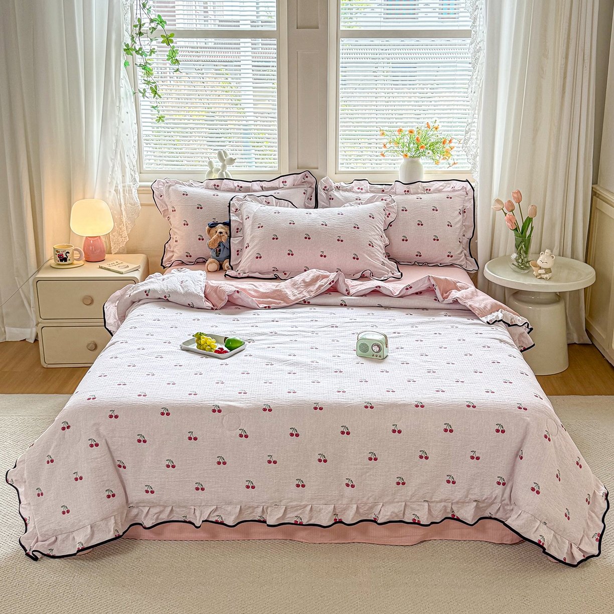 91家纺网 家纺一手货源 找家纺 梦纤绒 2026新款法式全棉花边夏被夏凉被空调被四件套 红樱桃