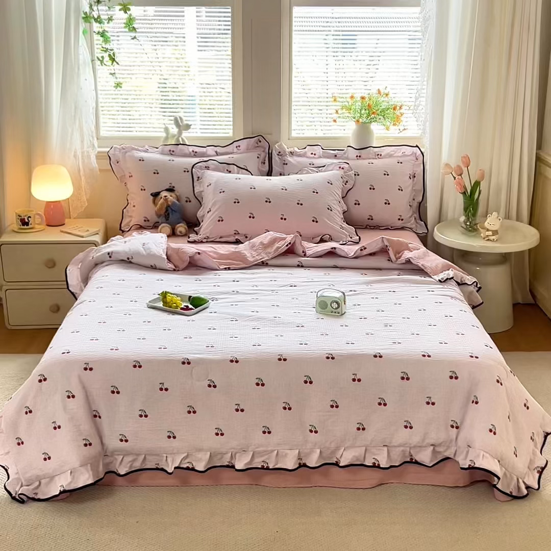 91家纺网 家纺一手货源 找家纺 梦纤绒 2026新款法式全棉花边夏被夏凉被空调被四件套 红樱桃