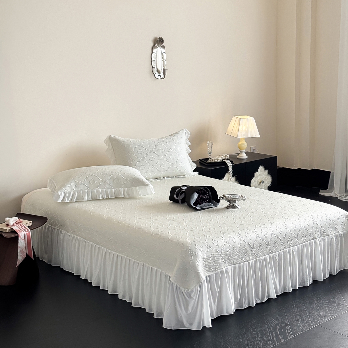 91家纺网 家纺一手货源 找家纺 三味舒屋 2026新款PE凉感冰豆豆床盖床裙款三件套-圆舞曲 圆舞曲白