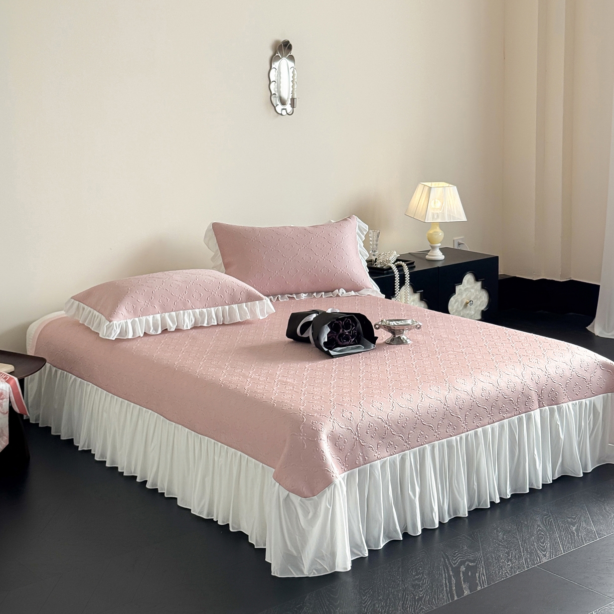 91家纺网 家纺一手货源 找家纺 （总）三味舒屋 2026新款PE凉感冰豆豆床盖床裙款三件套-圆舞曲