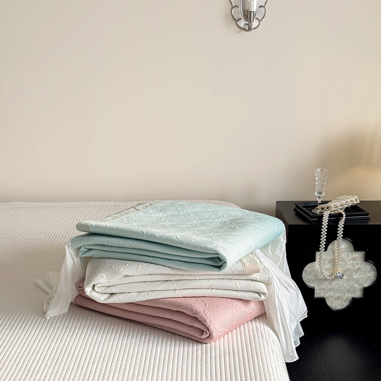 91家纺网 家纺一手货源 找家纺 （总）三味舒屋 2026新款PE凉感冰豆豆床盖床裙款三件套-圆舞曲