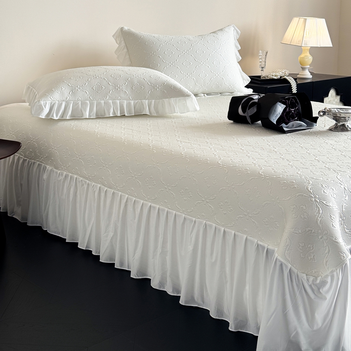 91家纺网 家纺一手货源 找家纺 三味舒屋 2026新款PE凉感冰豆豆床盖床裙款三件套-圆舞曲 圆舞曲白