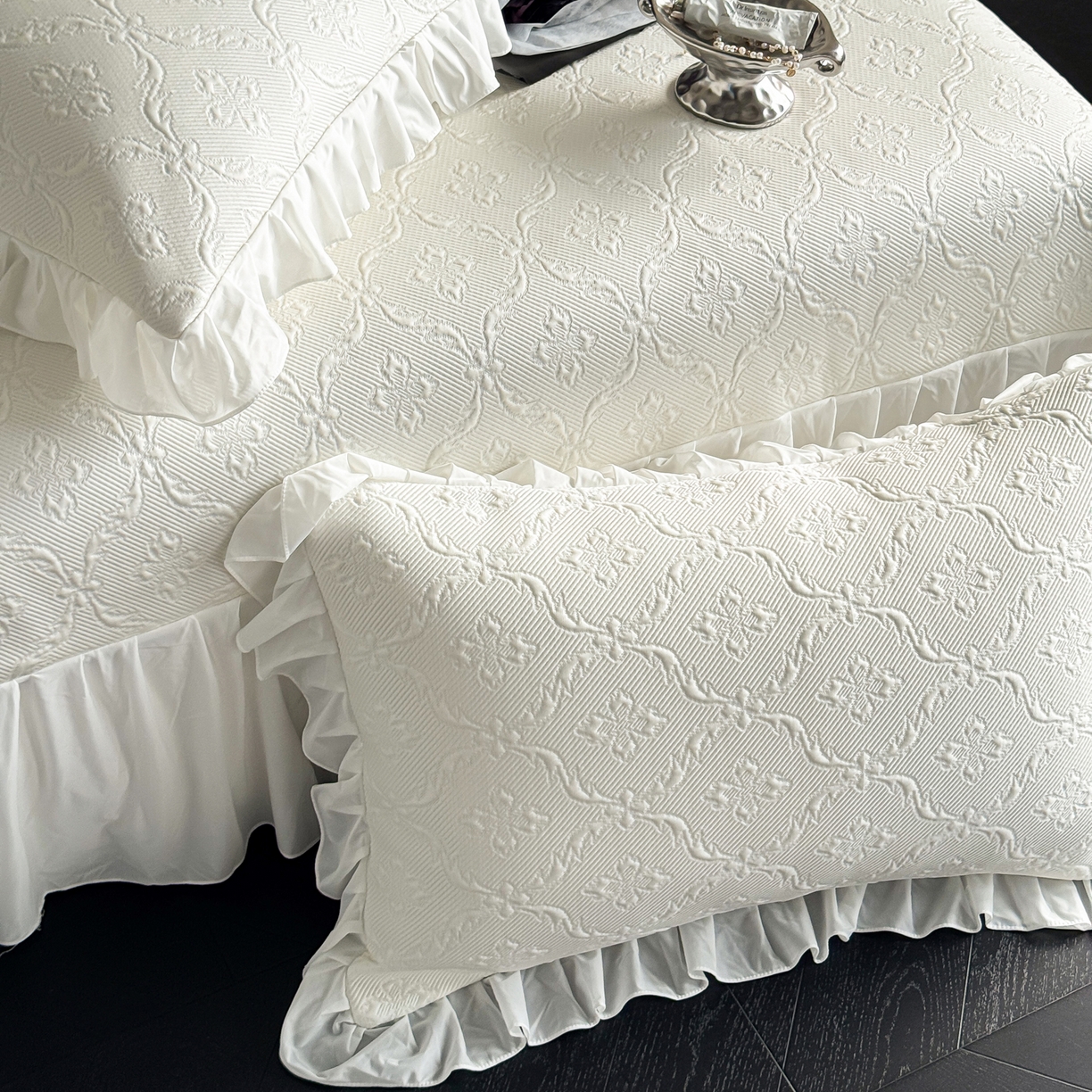 91家纺网 家纺一手货源 找家纺 三味舒屋 2026新款PE凉感冰豆豆床盖床裙款三件套-圆舞曲 圆舞曲白