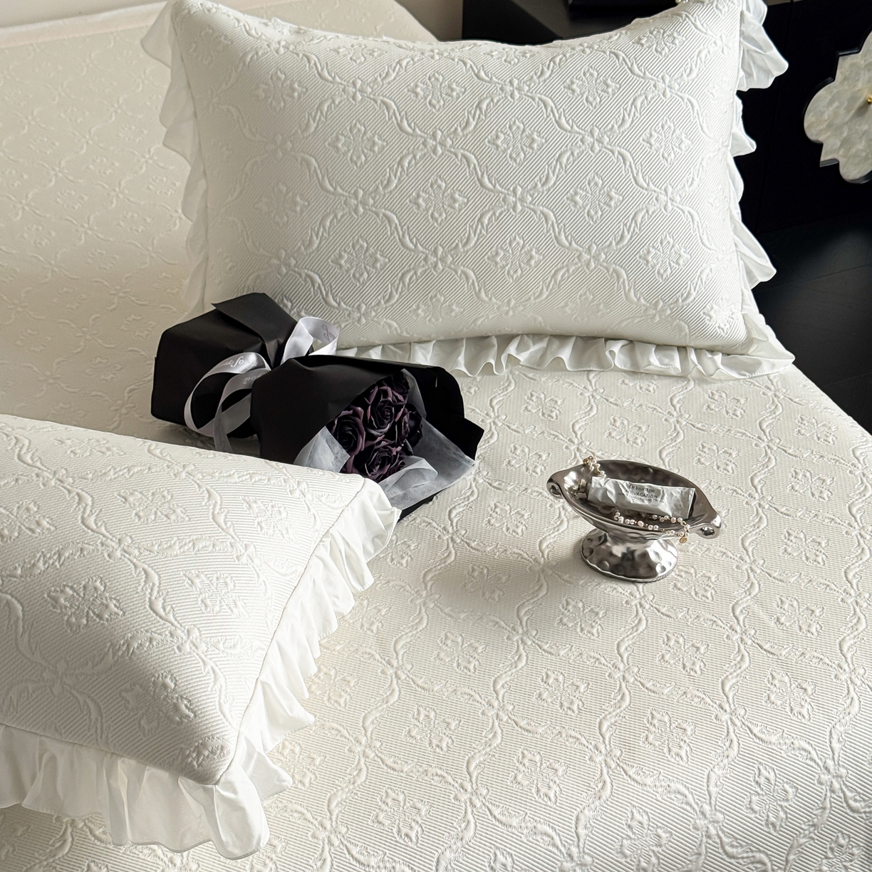 91家纺网 家纺一手货源 找家纺 三味舒屋 2026新款PE凉感冰豆豆床盖床裙款三件套-圆舞曲 圆舞曲白