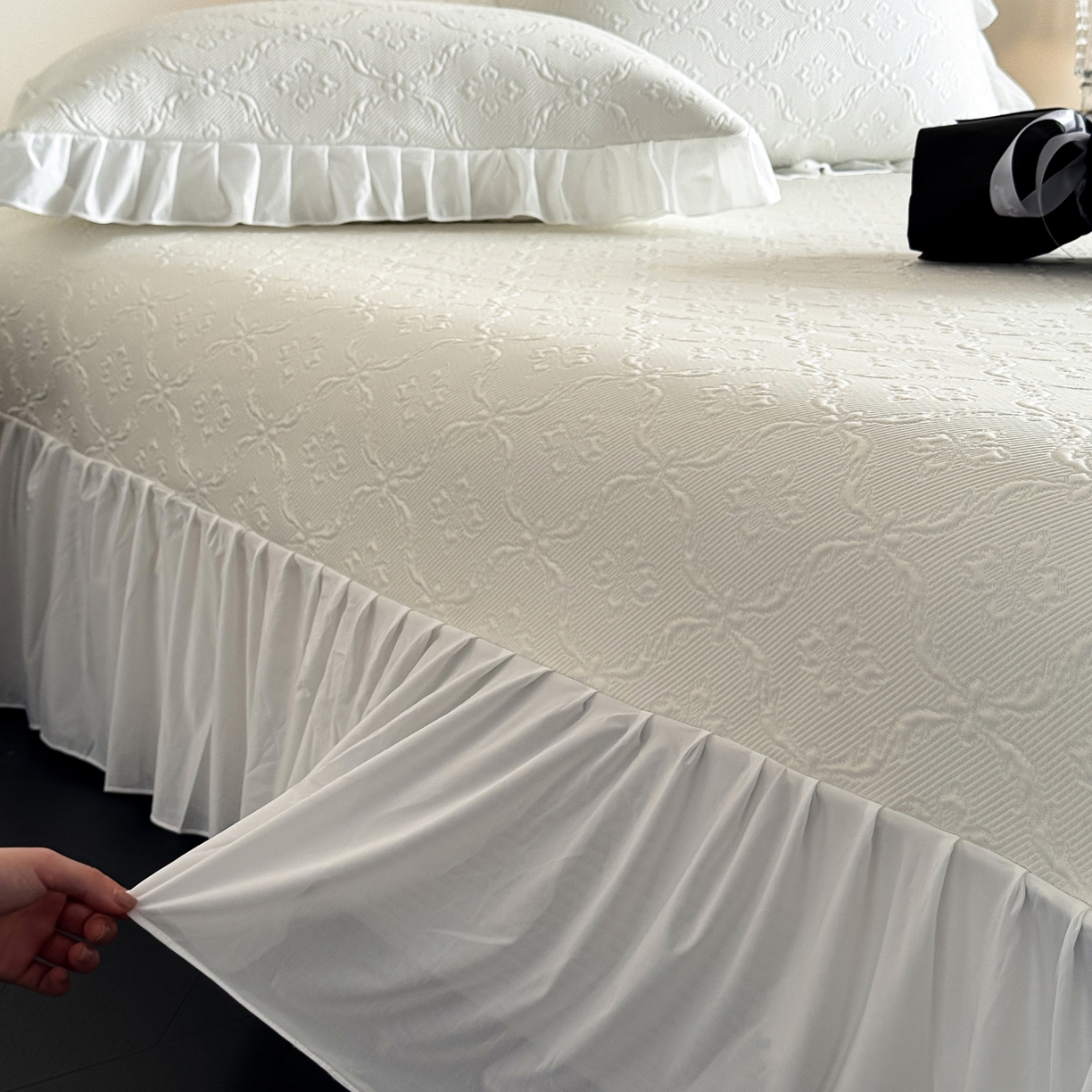 91家纺网 家纺一手货源 找家纺 三味舒屋 2026新款PE凉感冰豆豆床盖床裙款三件套-圆舞曲 圆舞曲白