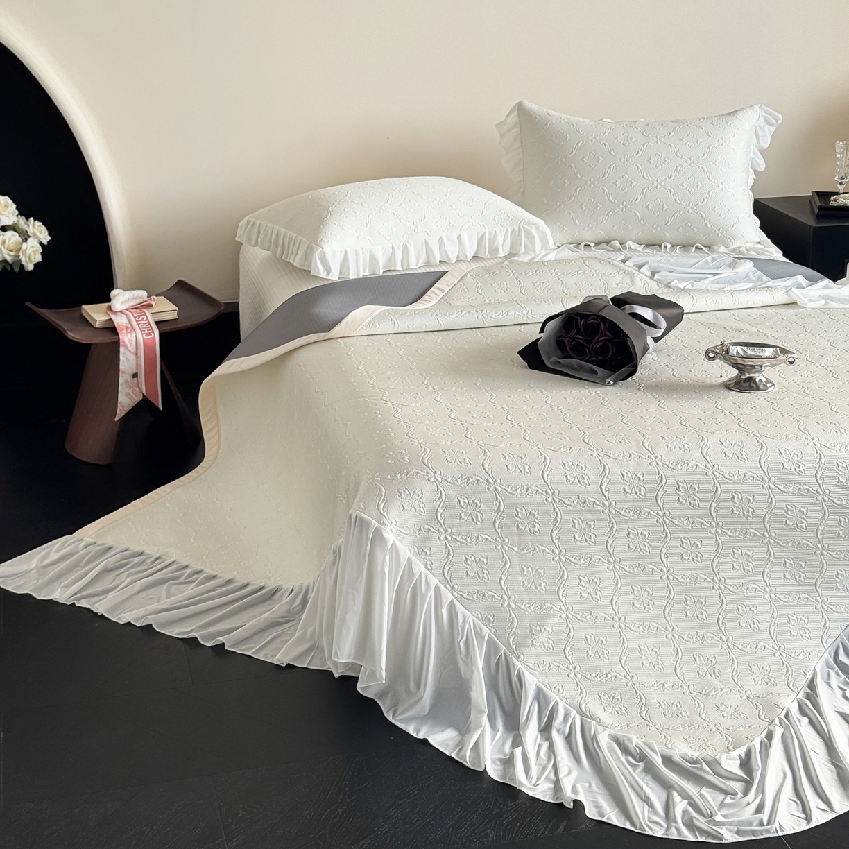 91家纺网 家纺一手货源 找家纺 三味舒屋 2026新款PE凉感冰豆豆床盖床裙款三件套-圆舞曲 圆舞曲白