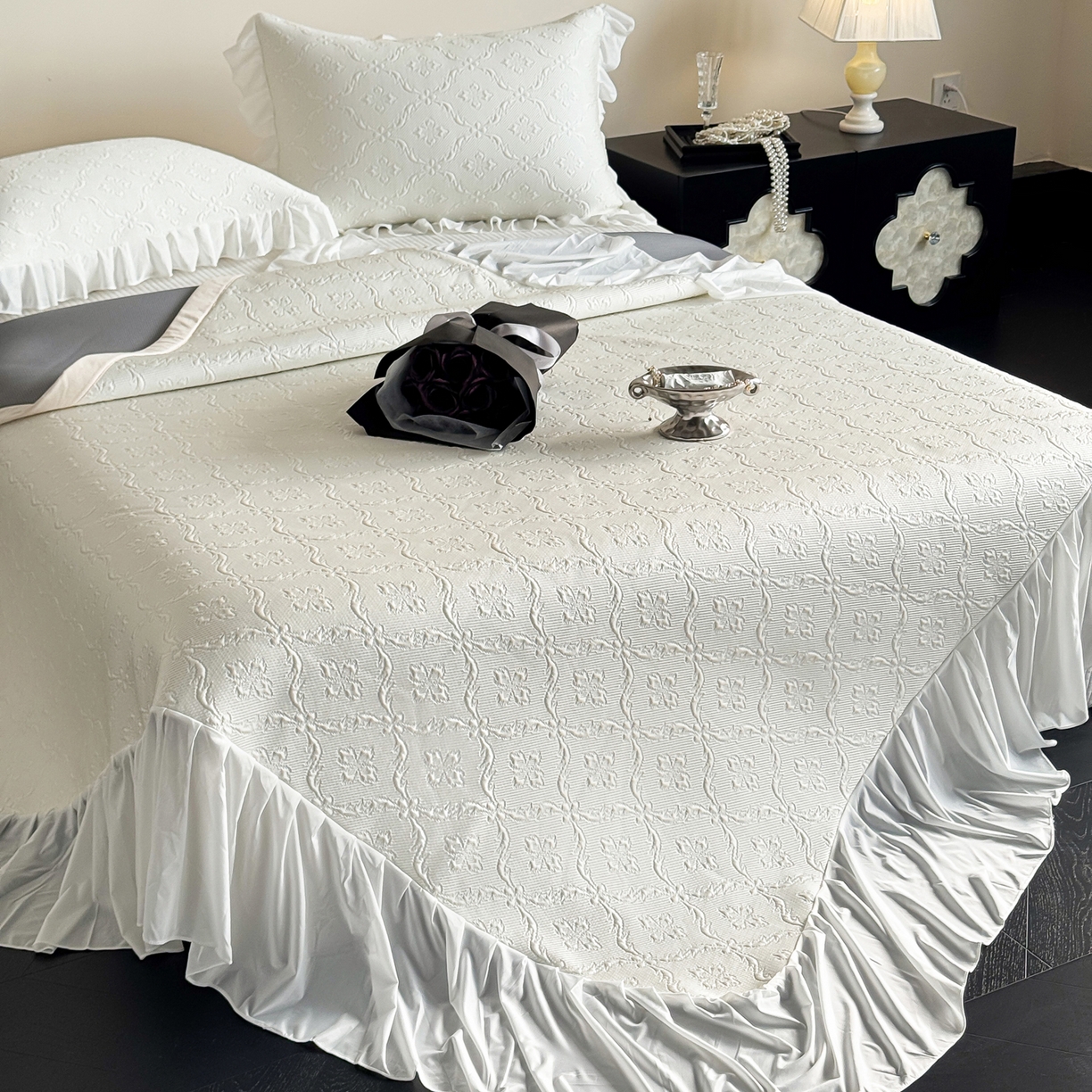 91家纺网 家纺一手货源 找家纺 三味舒屋 2026新款PE凉感冰豆豆床盖床裙款三件套-圆舞曲 圆舞曲白