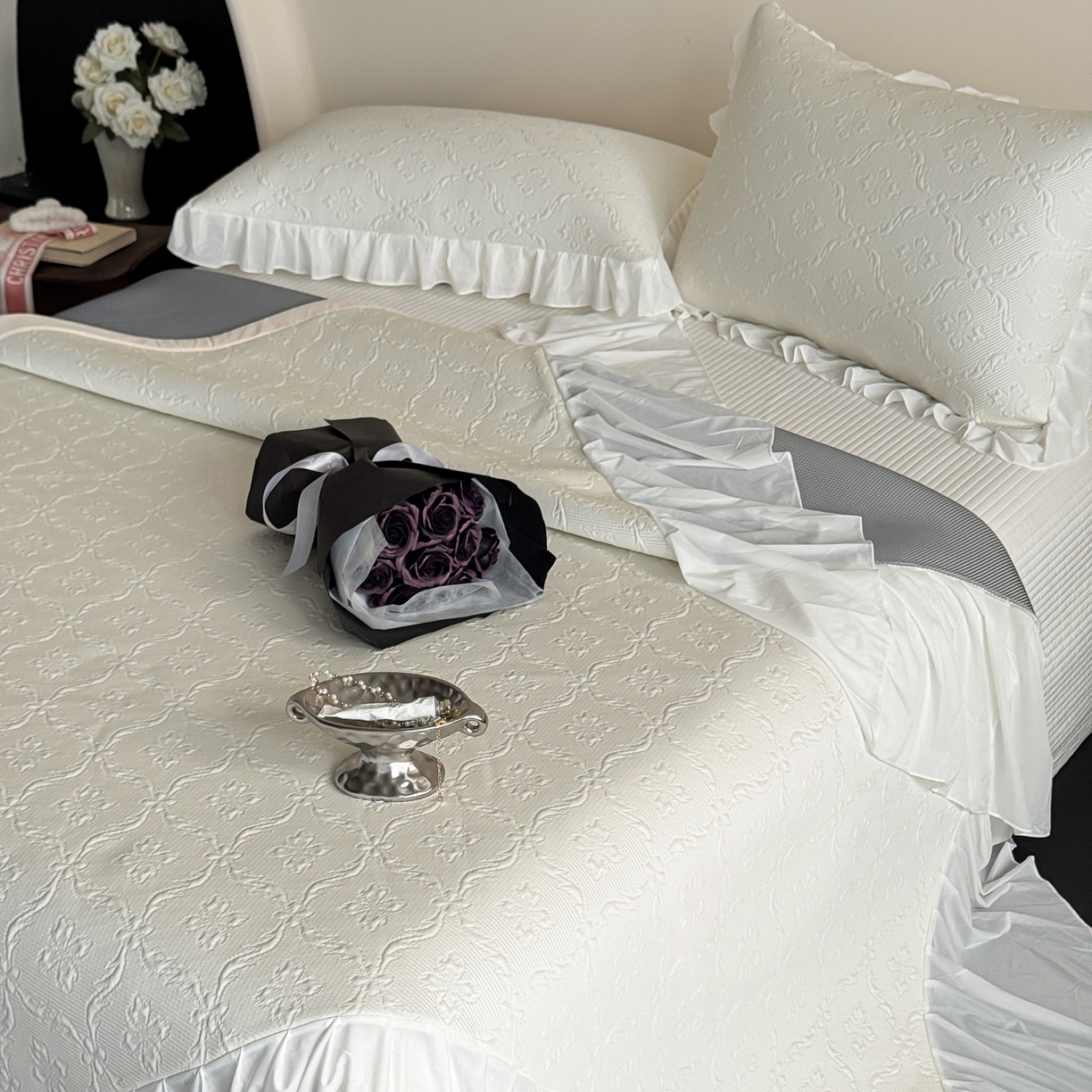 91家纺网 家纺一手货源 找家纺 三味舒屋 2026新款PE凉感冰豆豆床盖床裙款三件套-圆舞曲 圆舞曲白