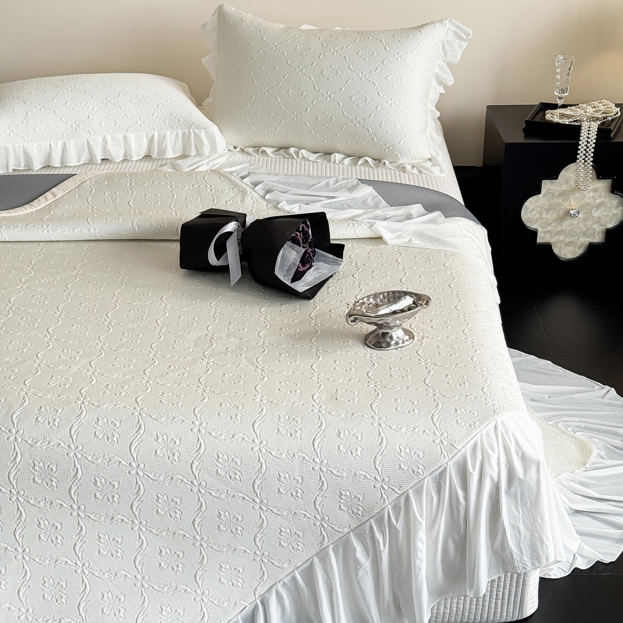 91家纺网 家纺一手货源 找家纺 三味舒屋 2026新款PE凉感冰豆豆床盖床裙款三件套-圆舞曲 圆舞曲白