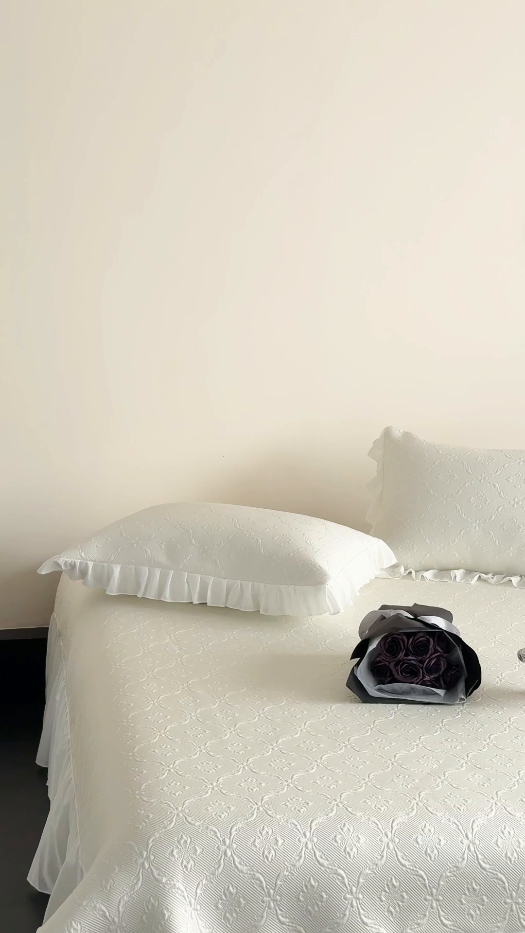 91家纺网 家纺一手货源 找家纺 三味舒屋 2026新款PE凉感冰豆豆床盖床裙款三件套-圆舞曲 圆舞曲白