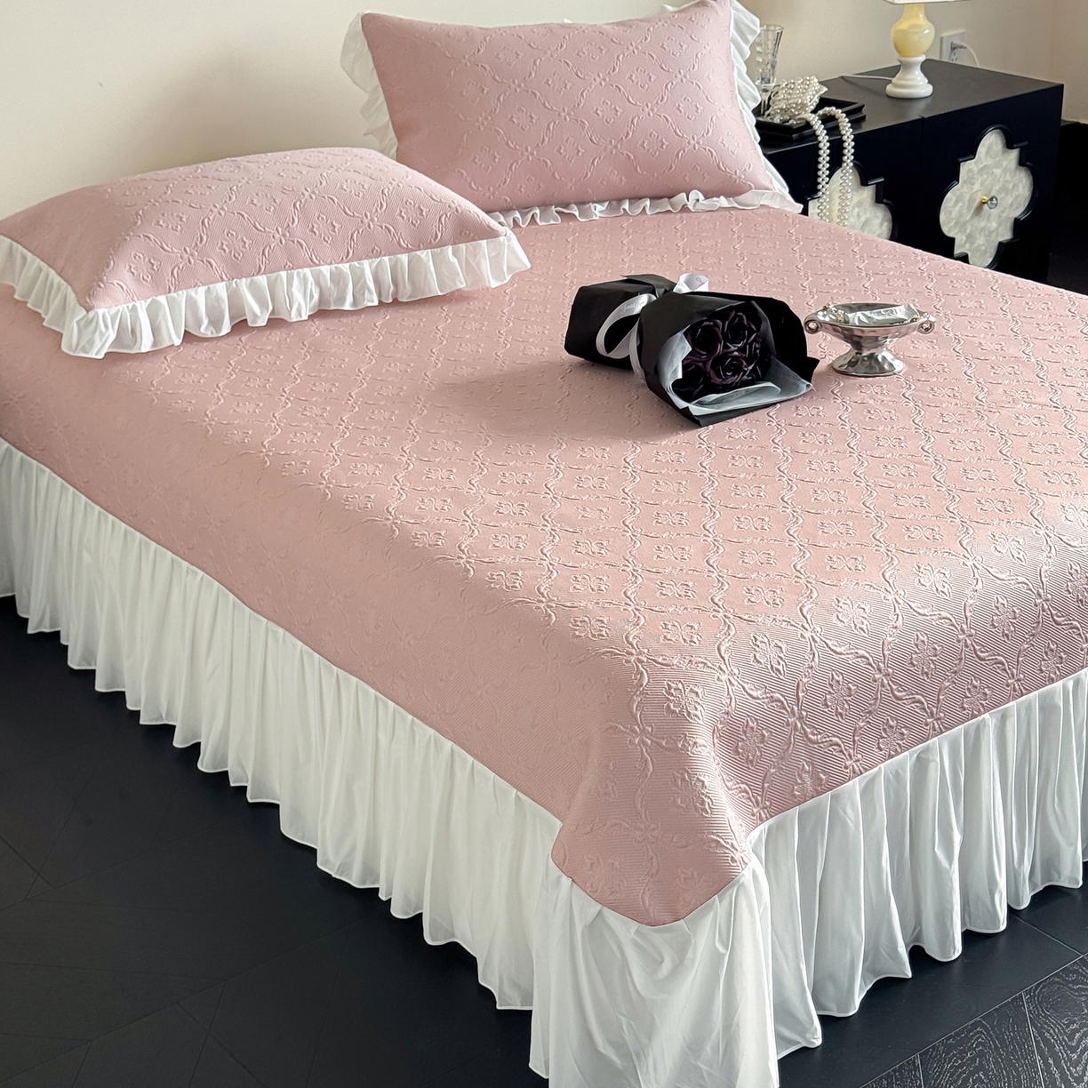 91家纺网 家纺一手货源 找家纺 三味舒屋 2026新款PE凉感冰豆豆床盖床裙款三件套-圆舞曲 圆舞曲粉