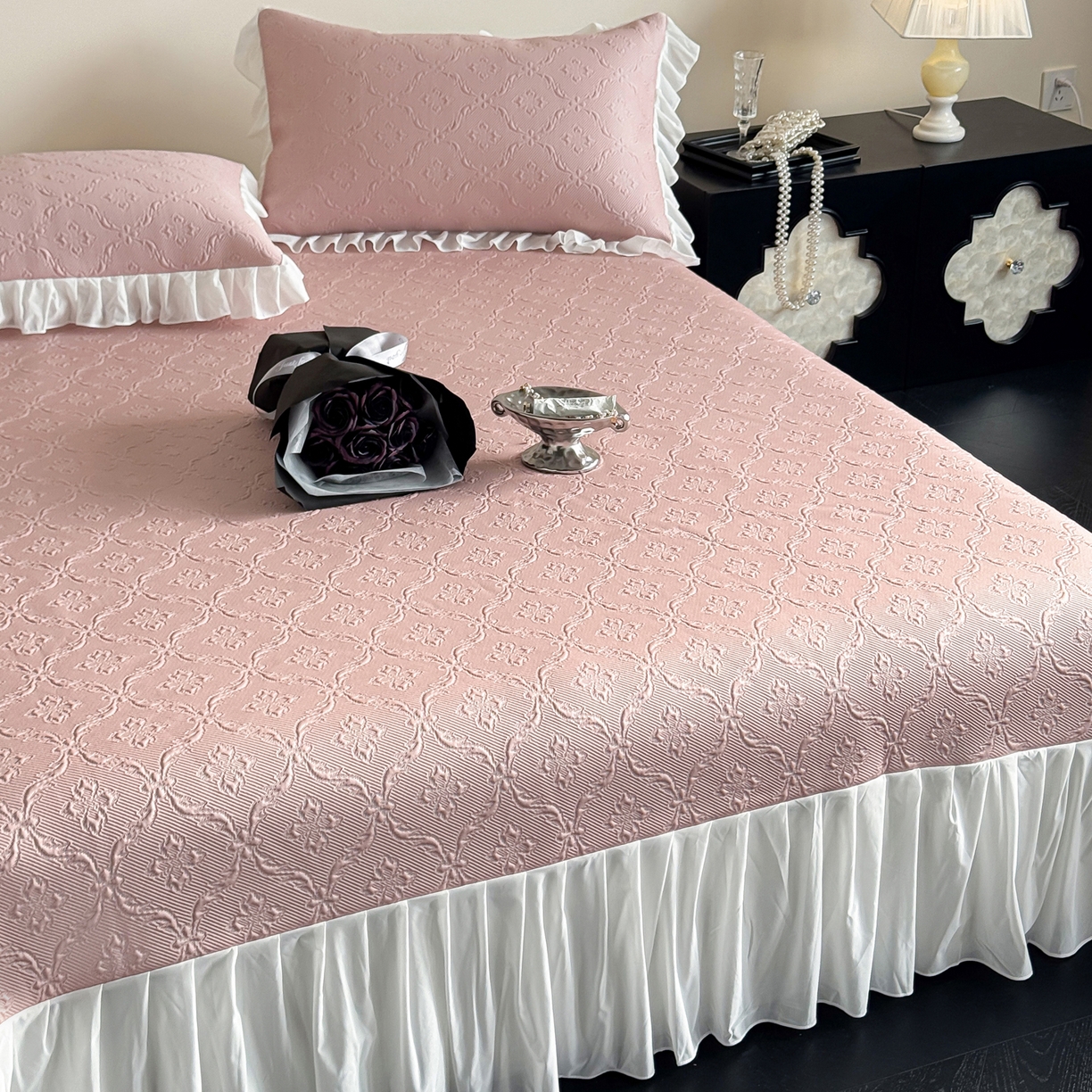 91家纺网 家纺一手货源 找家纺 三味舒屋 2026新款PE凉感冰豆豆床盖床裙款三件套-圆舞曲 圆舞曲粉