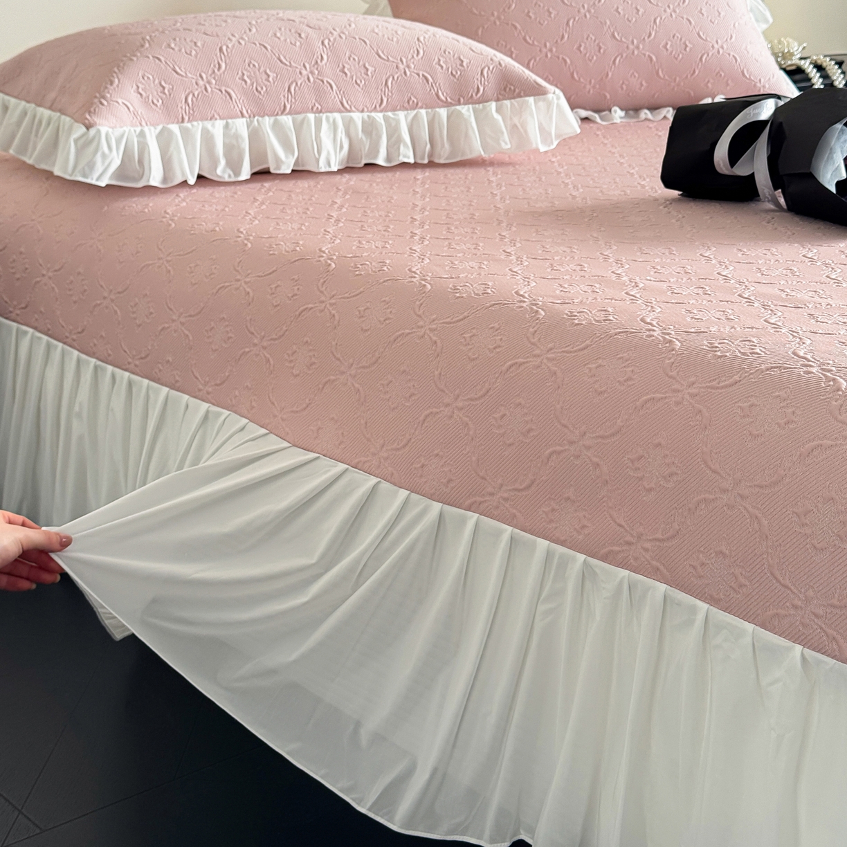 91家纺网 家纺一手货源 找家纺 三味舒屋 2026新款PE凉感冰豆豆床盖床裙款三件套-圆舞曲 圆舞曲粉