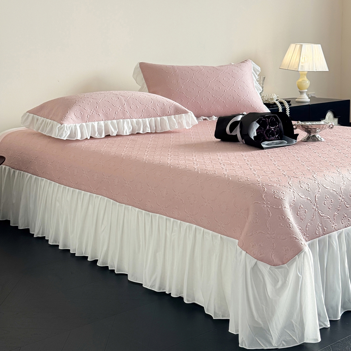 91家纺网 家纺一手货源 找家纺 三味舒屋 2026新款PE凉感冰豆豆床盖床裙款三件套-圆舞曲 圆舞曲粉