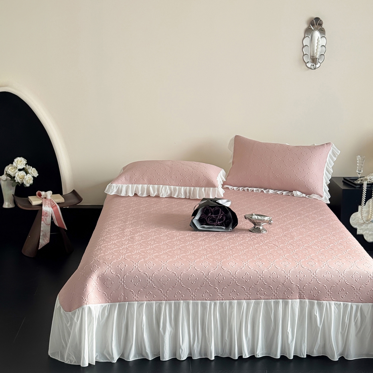 91家纺网 家纺一手货源 找家纺 三味舒屋 2026新款PE凉感冰豆豆床盖床裙款三件套-圆舞曲 圆舞曲粉