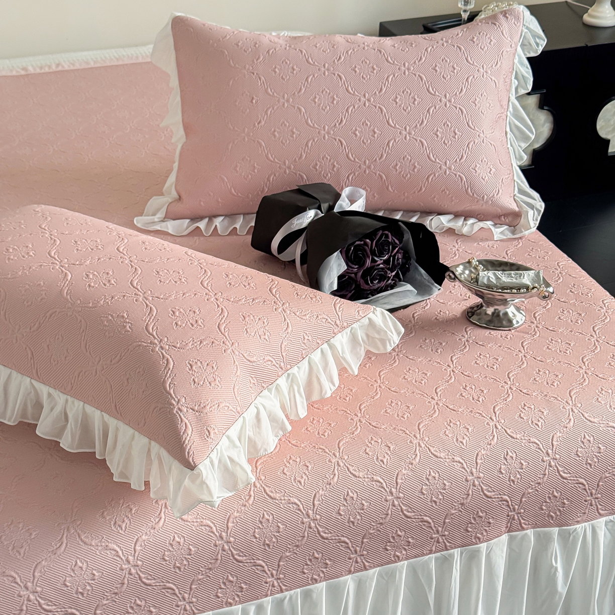 91家纺网 家纺一手货源 找家纺 三味舒屋 2026新款PE凉感冰豆豆床盖床裙款三件套-圆舞曲 圆舞曲粉