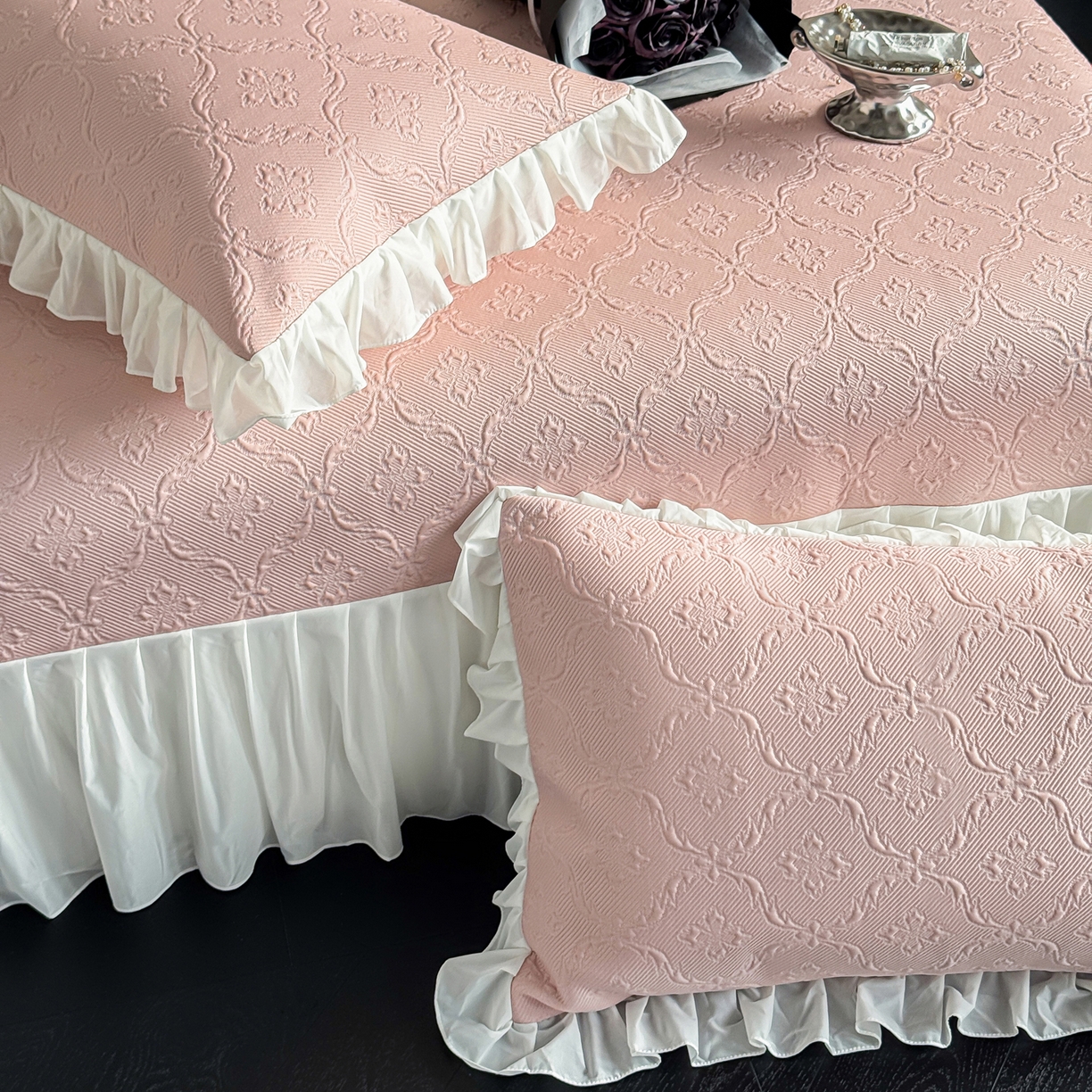 91家纺网 家纺一手货源 找家纺 三味舒屋 2026新款PE凉感冰豆豆床盖床裙款三件套-圆舞曲 圆舞曲粉