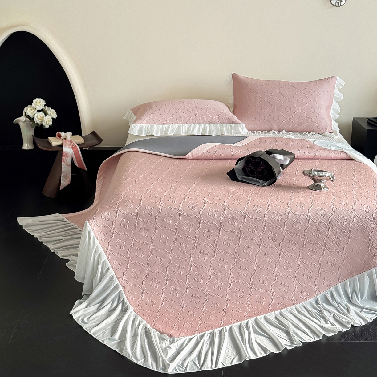 91家纺网 家纺一手货源 找家纺 三味舒屋 2026新款PE凉感冰豆豆床盖床裙款三件套-圆舞曲 圆舞曲粉