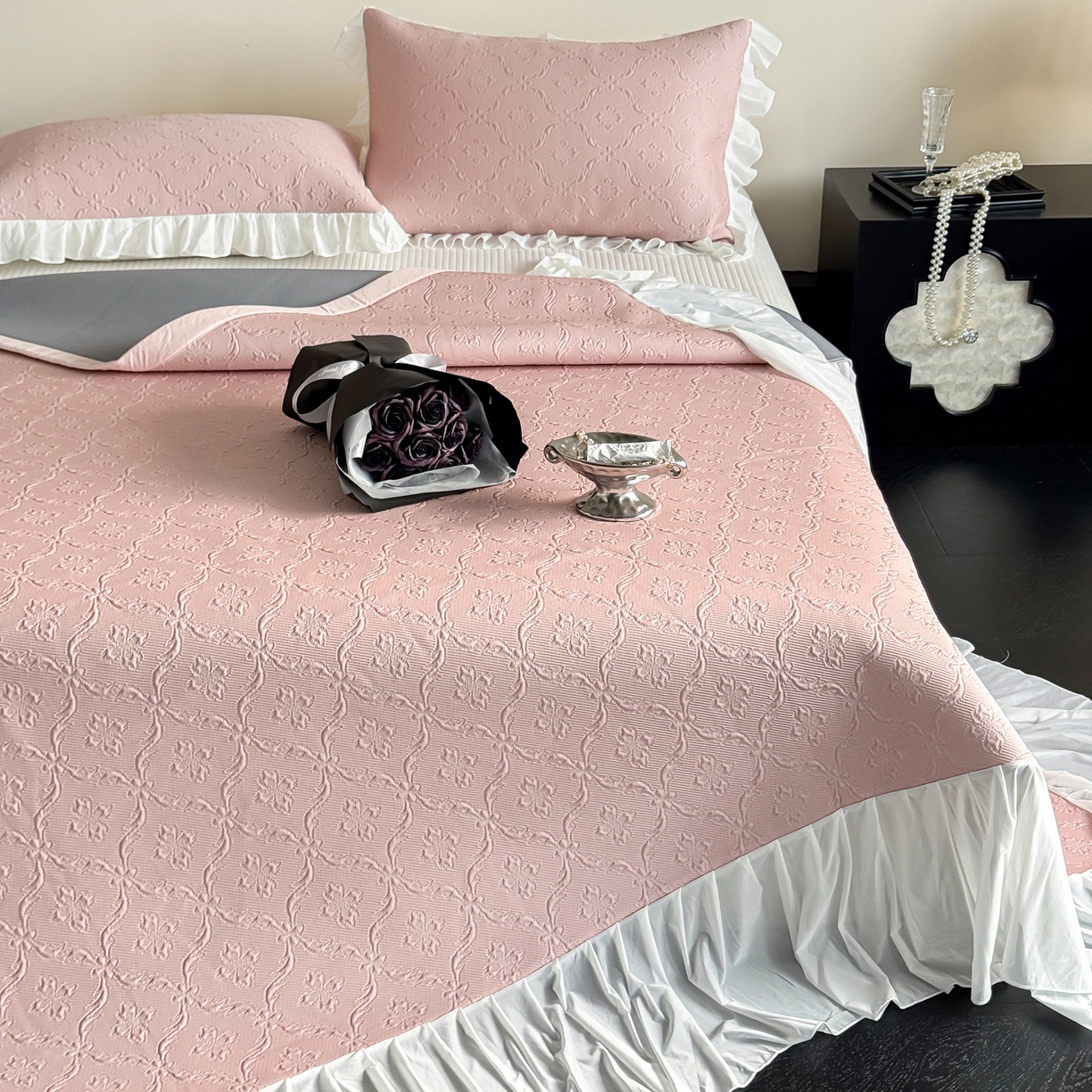 91家纺网 家纺一手货源 找家纺 三味舒屋 2026新款PE凉感冰豆豆床盖床裙款三件套-圆舞曲 圆舞曲粉