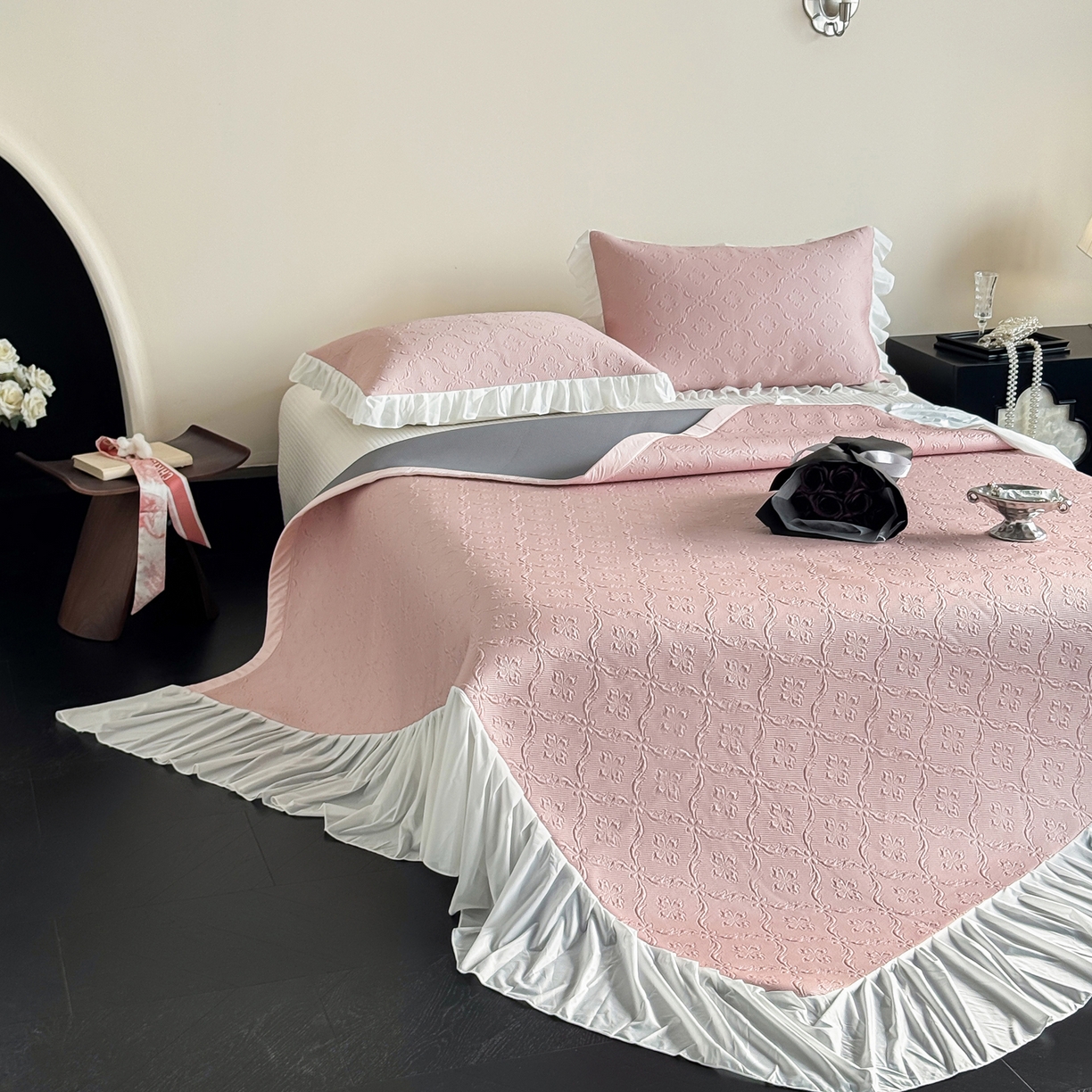 91家纺网 家纺一手货源 找家纺 三味舒屋 2026新款PE凉感冰豆豆床盖床裙款三件套-圆舞曲 圆舞曲粉