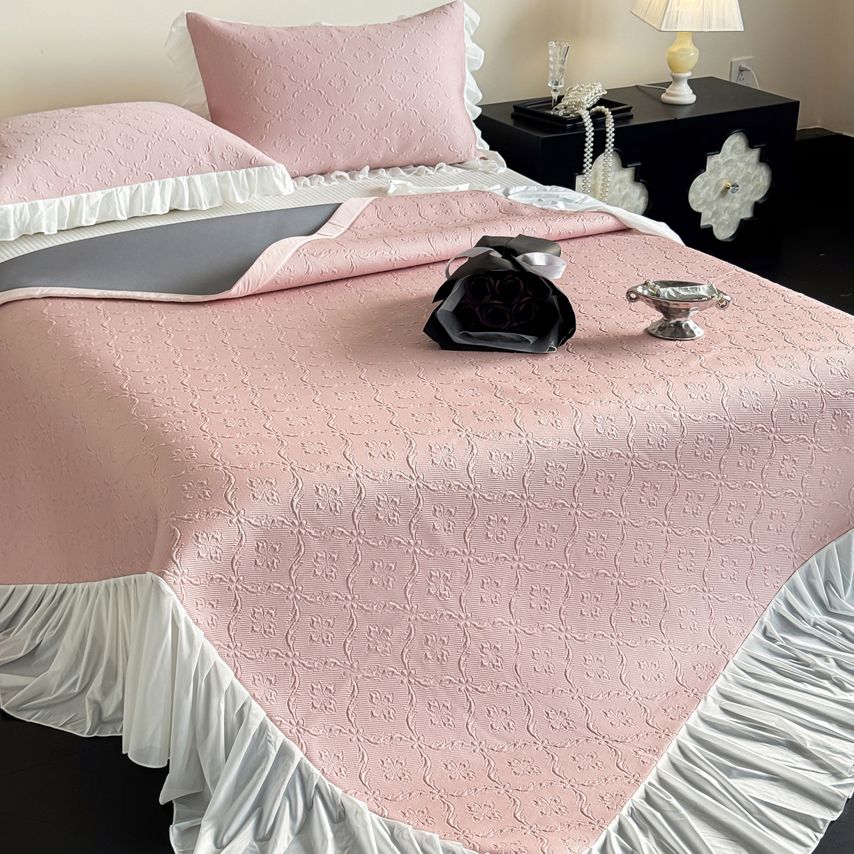 91家纺网 家纺一手货源 找家纺 三味舒屋 2026新款PE凉感冰豆豆床盖床裙款三件套-圆舞曲 圆舞曲粉