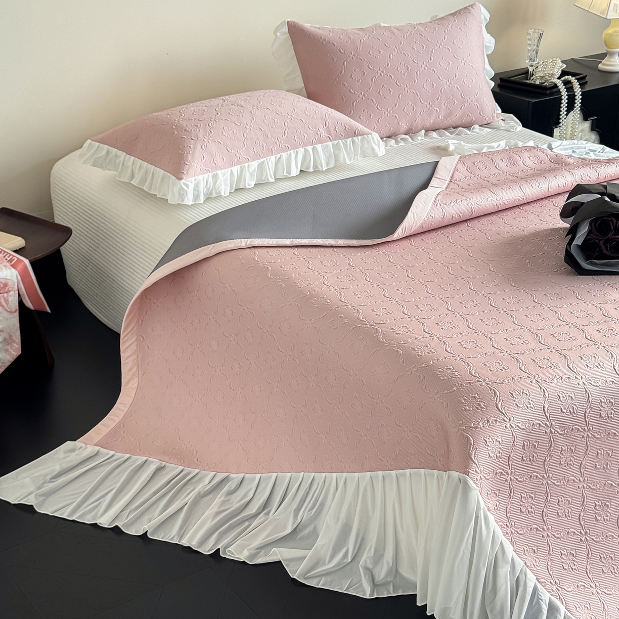 91家纺网 家纺一手货源 找家纺 三味舒屋 2026新款PE凉感冰豆豆床盖床裙款三件套-圆舞曲 圆舞曲粉