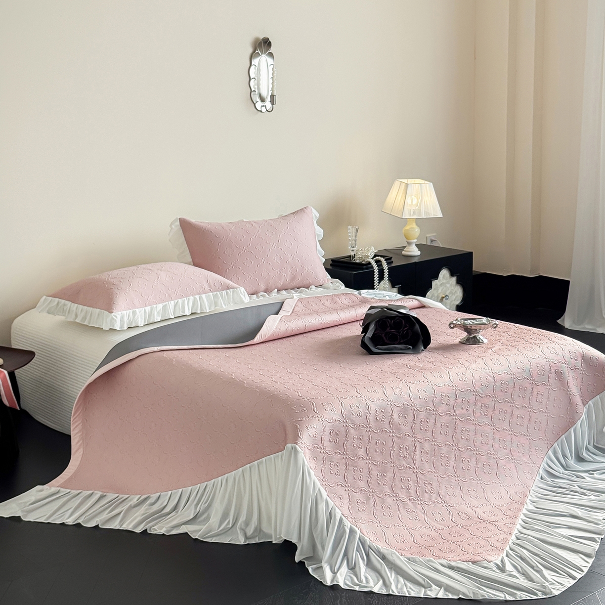 91家纺网 家纺一手货源 找家纺 三味舒屋 2026新款PE凉感冰豆豆床盖床裙款三件套-圆舞曲 圆舞曲粉