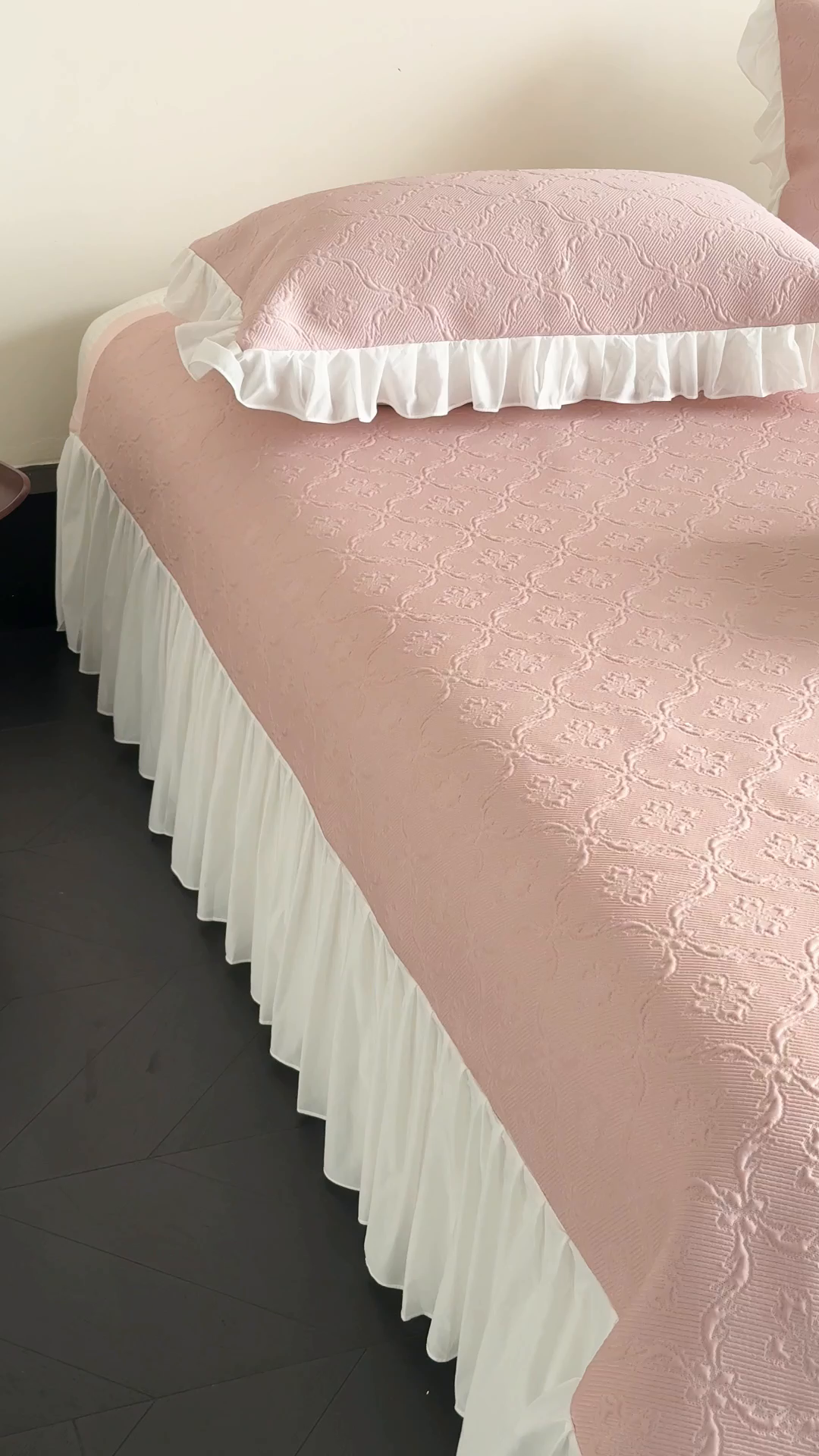 91家纺网 家纺一手货源 找家纺 三味舒屋 2026新款PE凉感冰豆豆床盖床裙款三件套-圆舞曲 圆舞曲粉