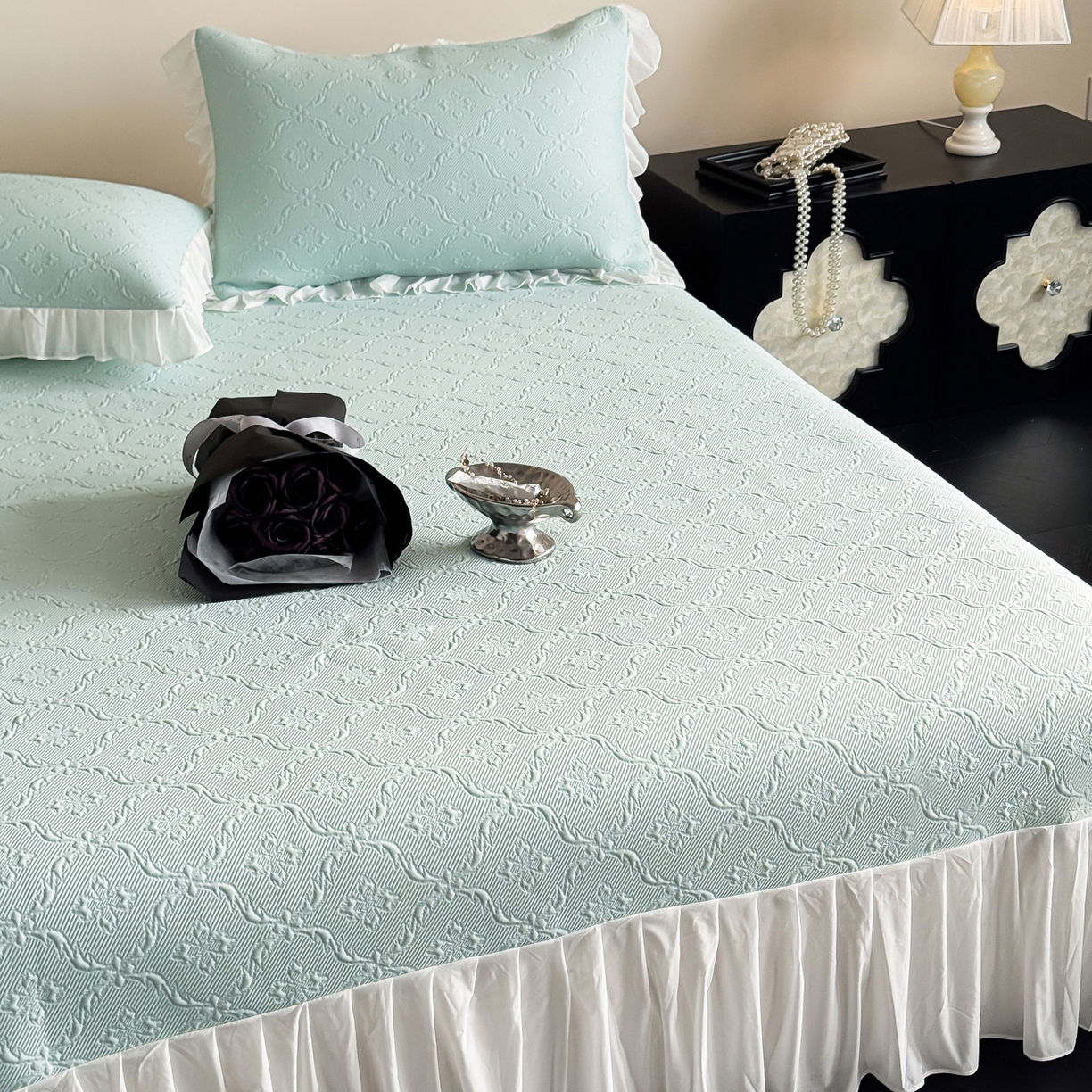 91家纺网 家纺一手货源 找家纺 三味舒屋 2026新款PE凉感冰豆豆床盖床裙款三件套-圆舞曲 圆舞曲绿