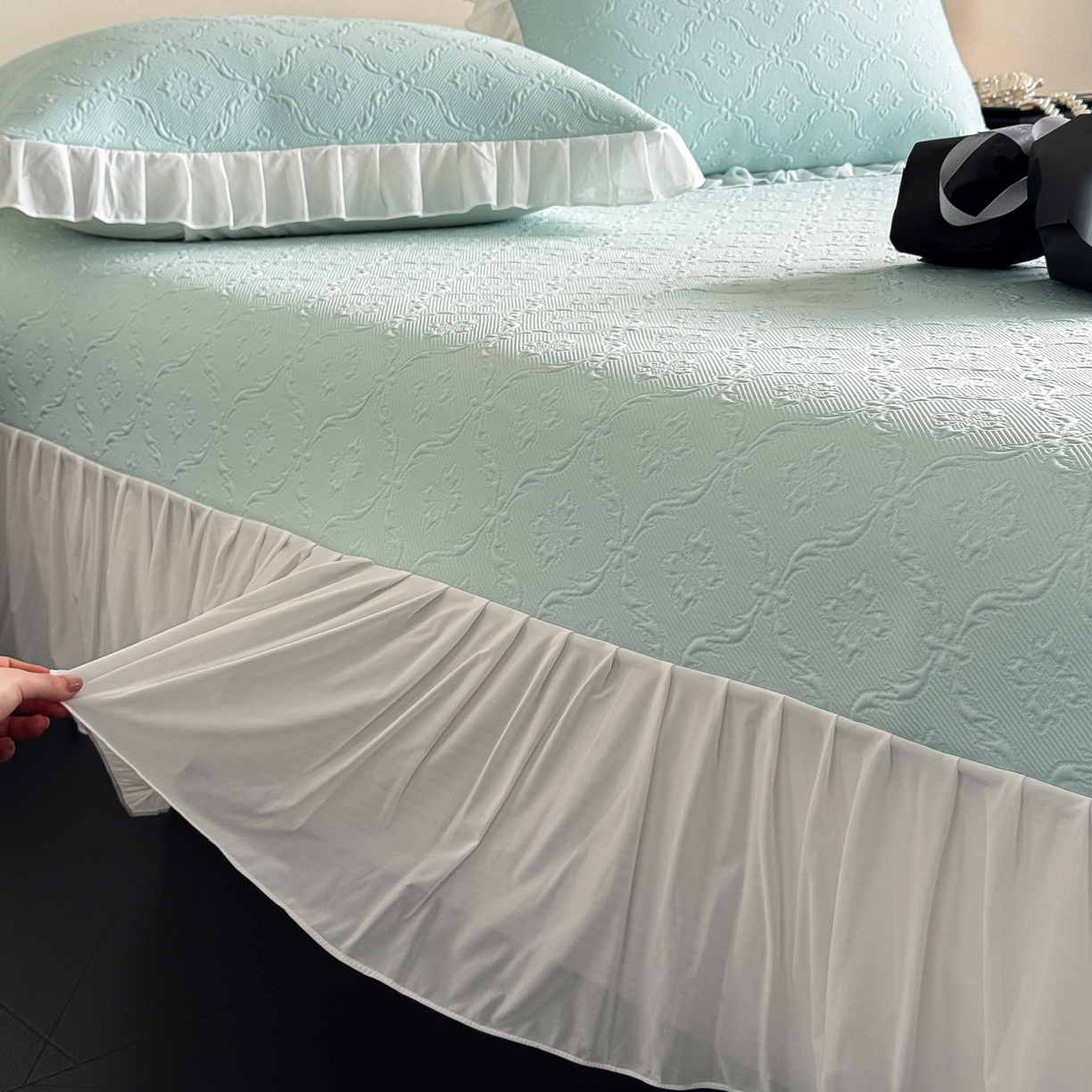 91家纺网 家纺一手货源 找家纺 三味舒屋 2026新款PE凉感冰豆豆床盖床裙款三件套-圆舞曲 圆舞曲绿