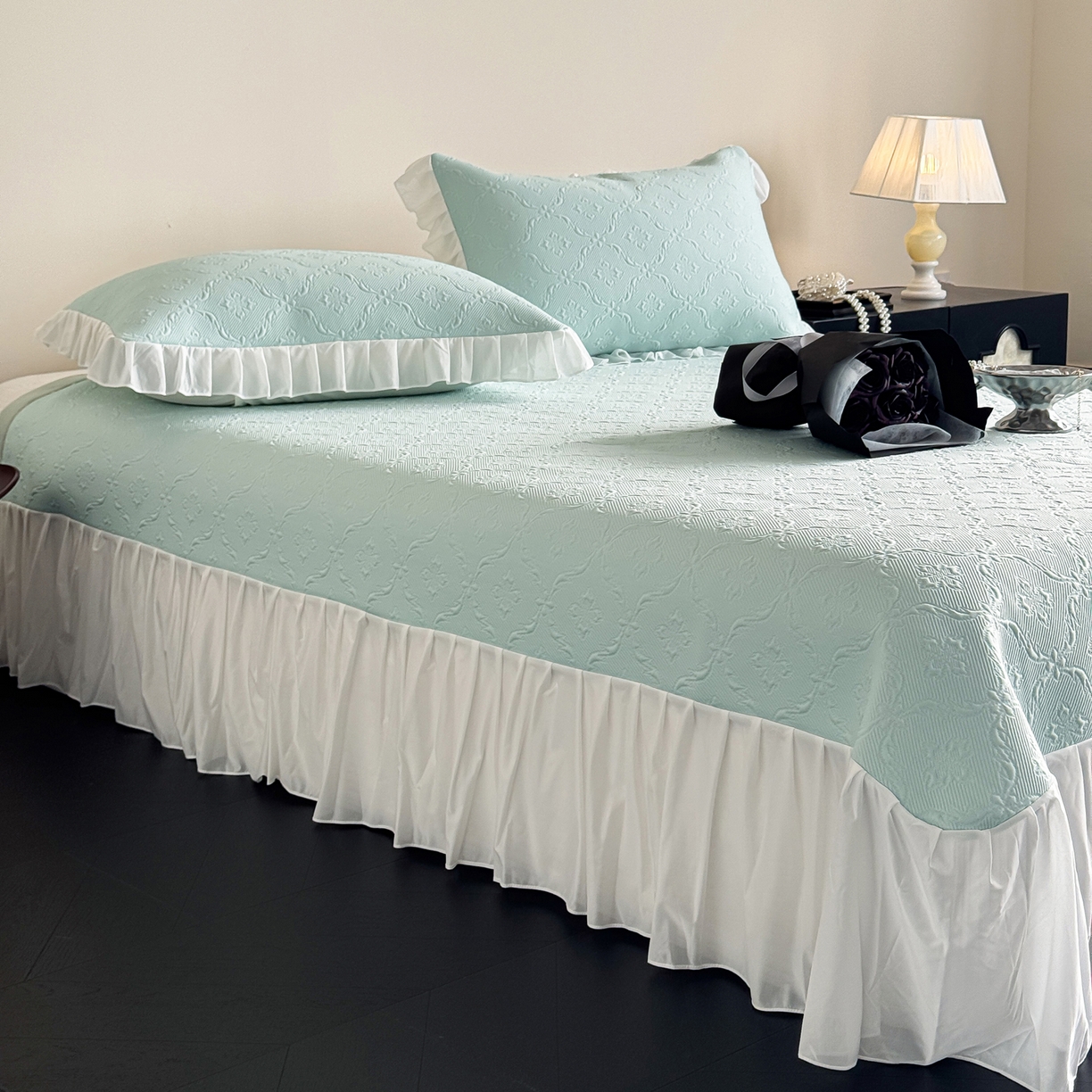 91家纺网 家纺一手货源 找家纺 三味舒屋 2026新款PE凉感冰豆豆床盖床裙款三件套-圆舞曲 圆舞曲绿