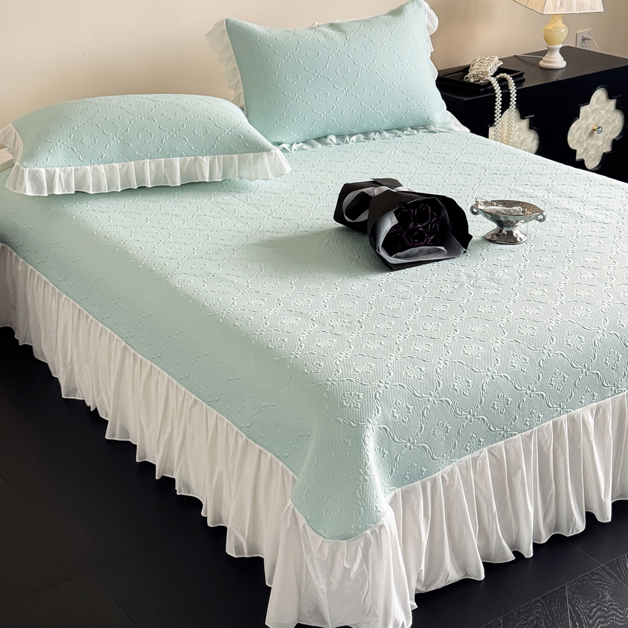 91家纺网 家纺一手货源 找家纺 三味舒屋 2026新款PE凉感冰豆豆床盖床裙款三件套-圆舞曲 圆舞曲绿