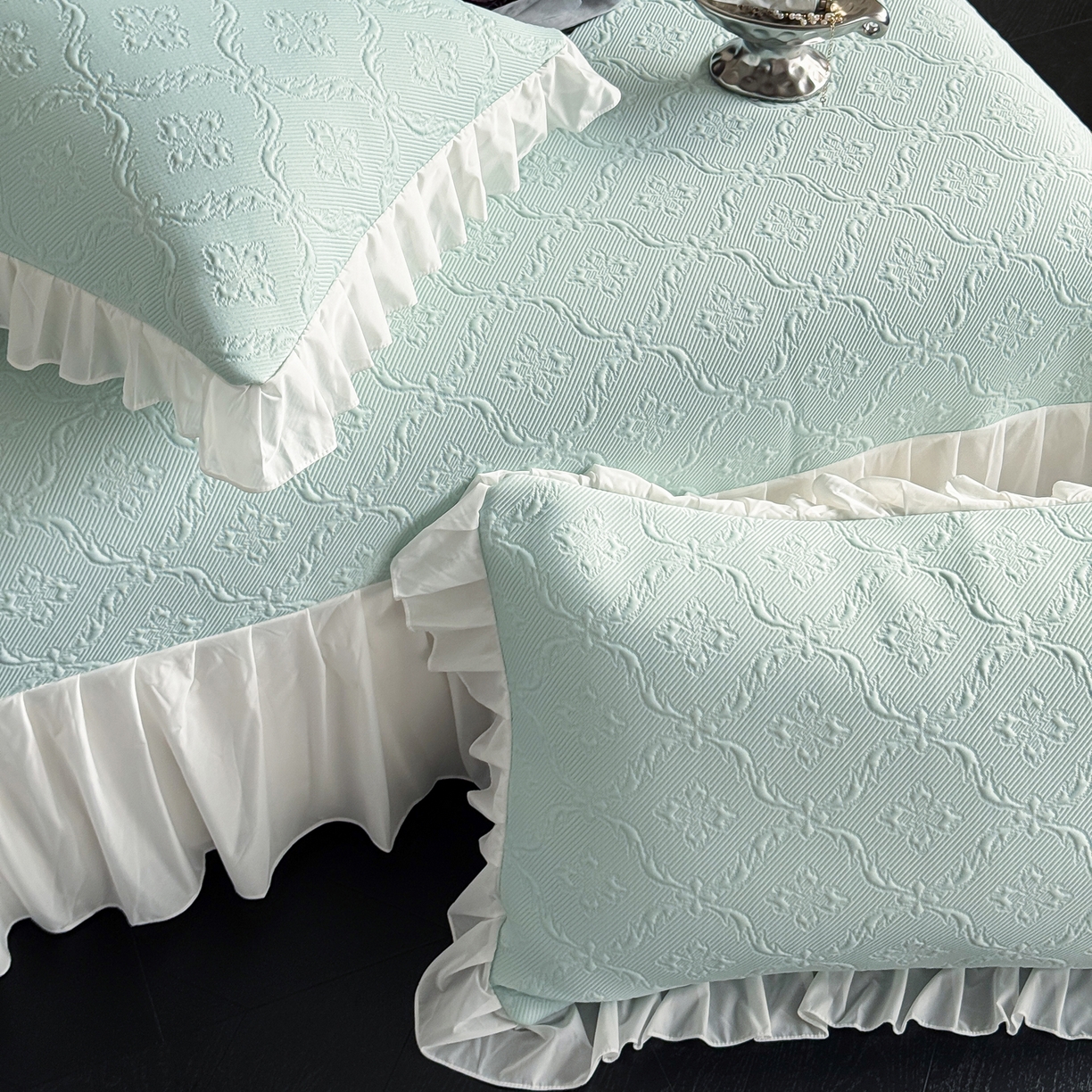 91家纺网 家纺一手货源 找家纺 三味舒屋 2026新款PE凉感冰豆豆床盖床裙款三件套-圆舞曲 圆舞曲绿